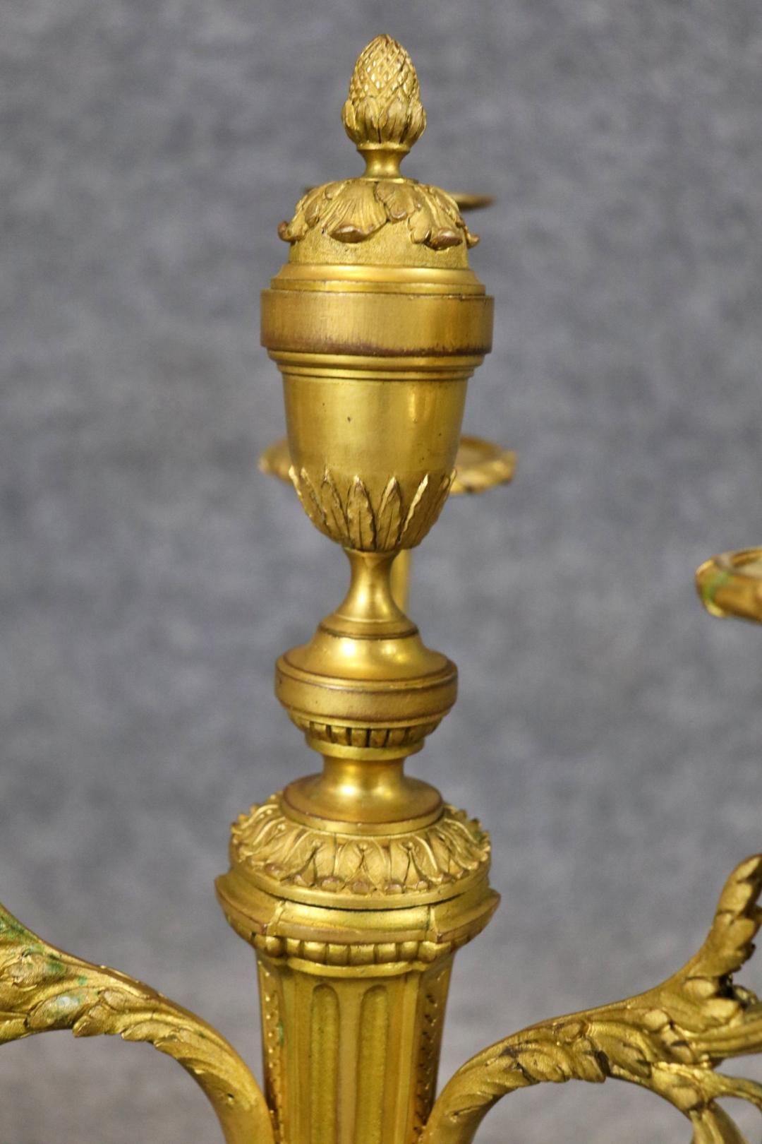Fantástica Pareja de Candelabros Franceses de Bronce Estilo Luis XVI circa 1940 en venta 3
