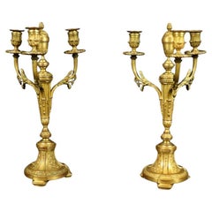 Fantastisches Paar französischer Bronzekandelaber im Louis-XVI-Stil um 1940
