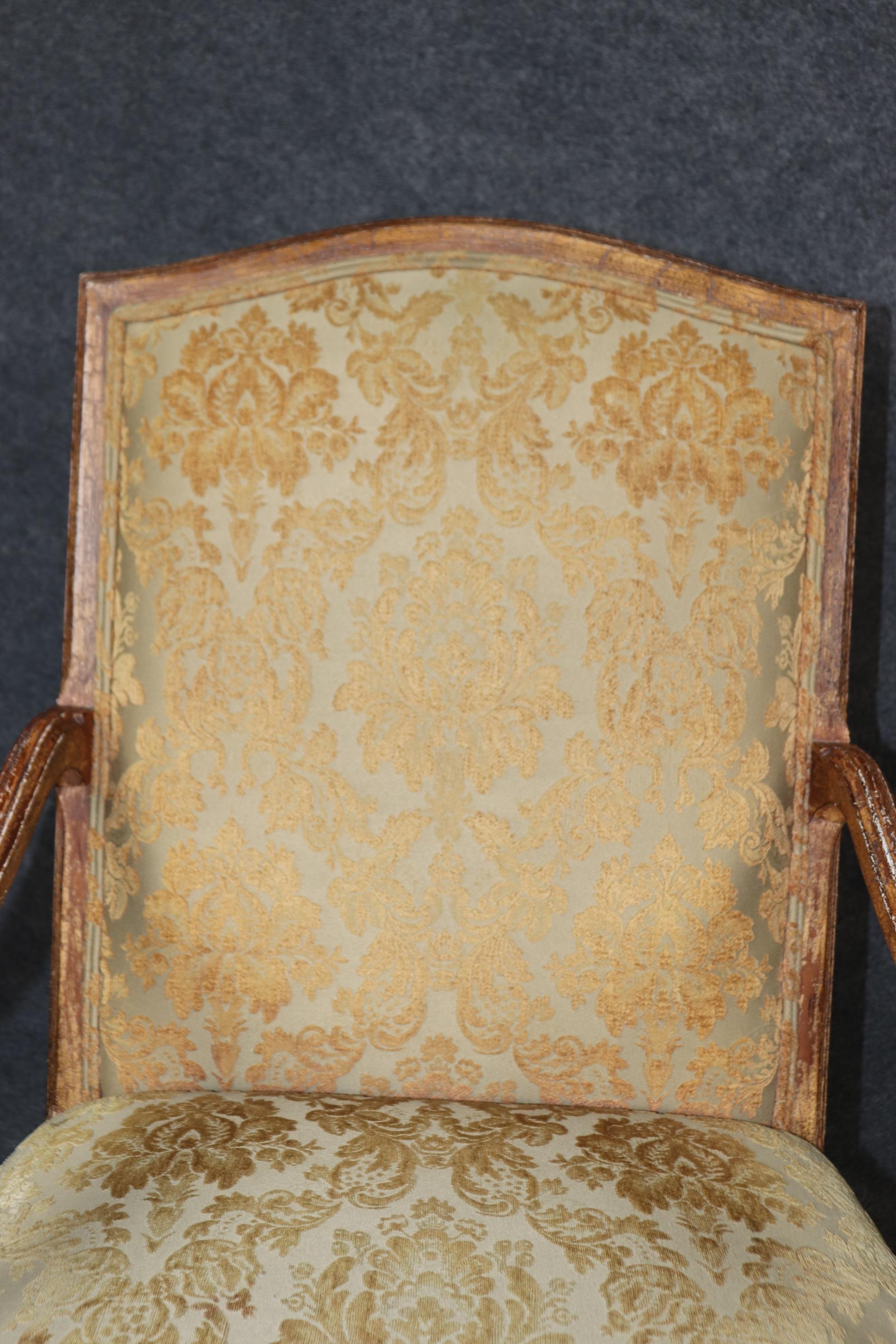 Fantastica coppia di poltrone dorate in noce intagliato francese con testa di ariete Circa 1920 in vendita 4