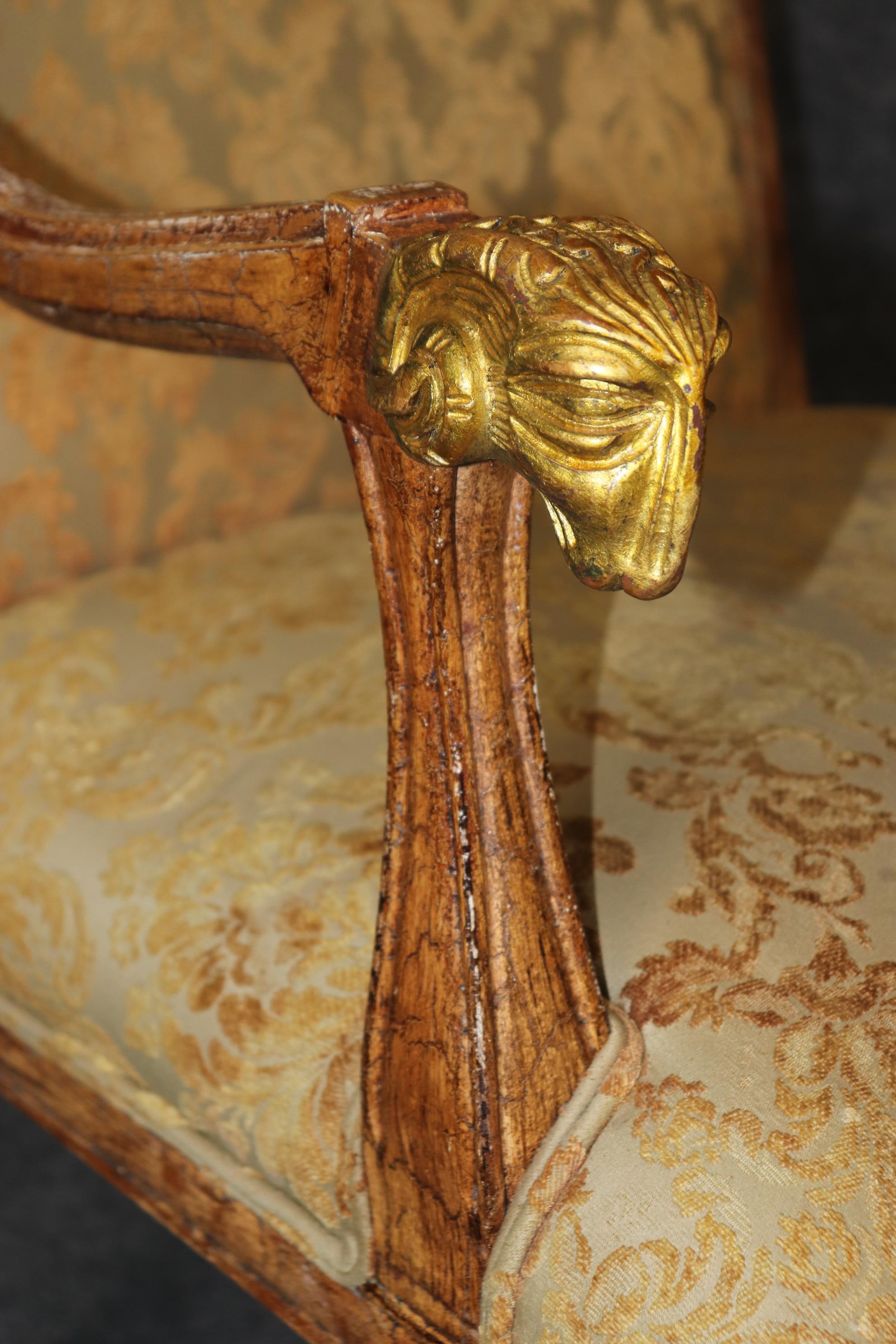 Abbiamo due coppie identiche di queste sedie. Chiedi se ne vuoi un secondo paio e ti faremo uno sconto. Si tratta di una splendida coppia di sedie a testa di montone in stile Regency che possono essere utilizzate a capo di un tavolo da pranzo o in