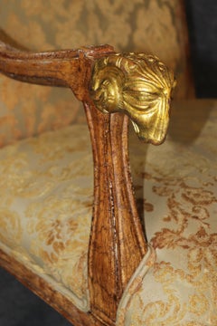 Fantastica coppia di poltrone dorate in noce intagliato francese con testa di ariete Circa 1920