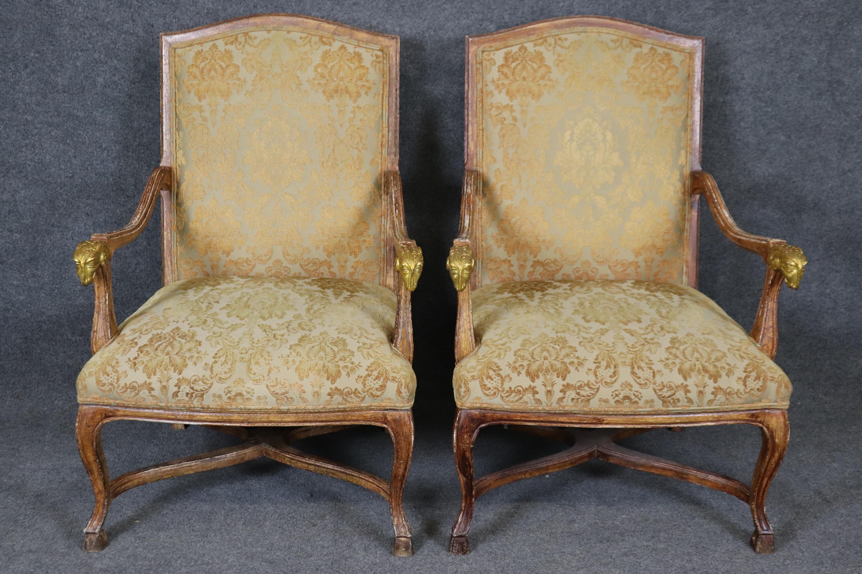 Regency Fantastica coppia di poltrone dorate in noce intagliato francese con testa di ariete Circa 1920 in vendita