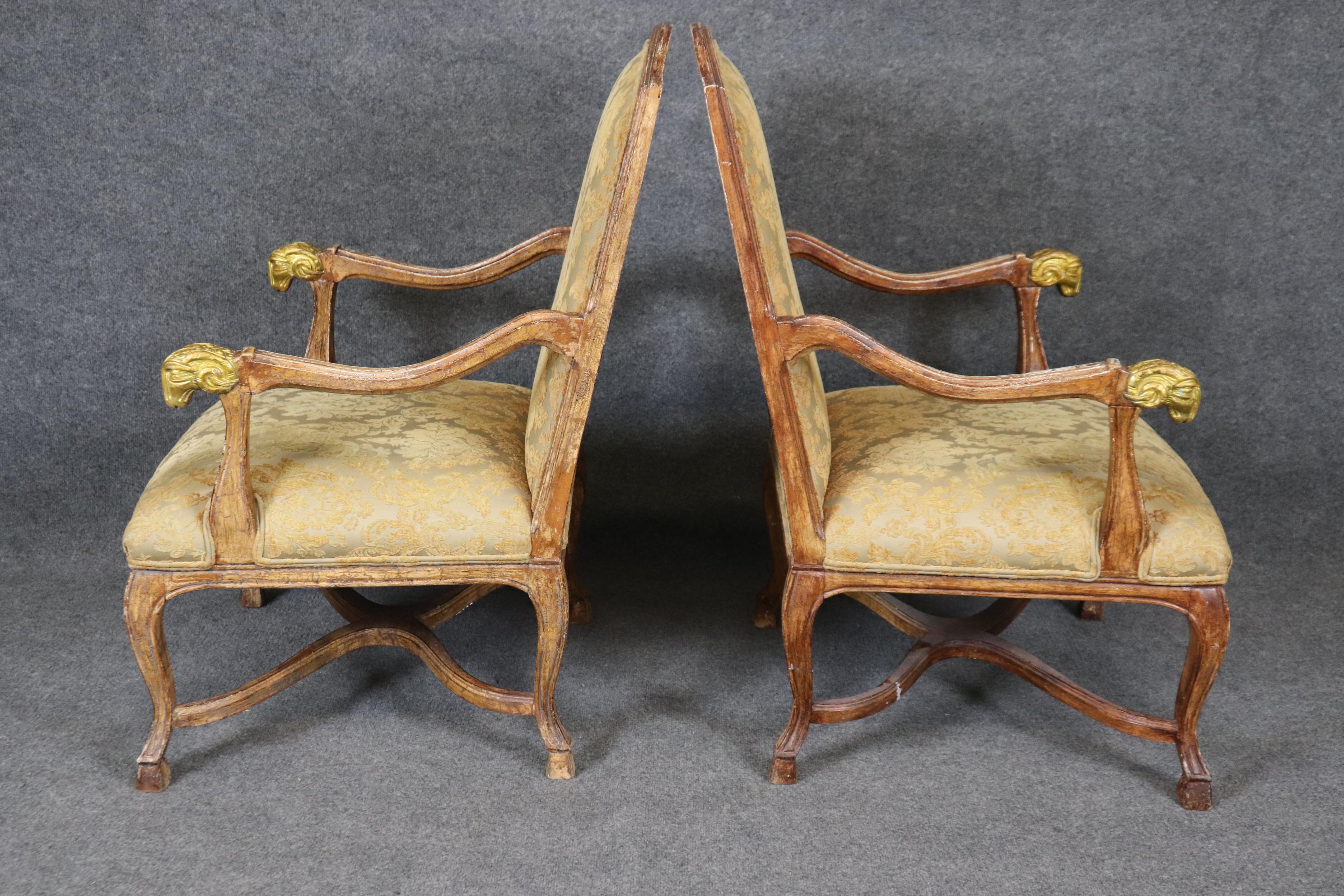 Inizio XX secolo Fantastica coppia di poltrone dorate in noce intagliato francese con testa di ariete Circa 1920 in vendita