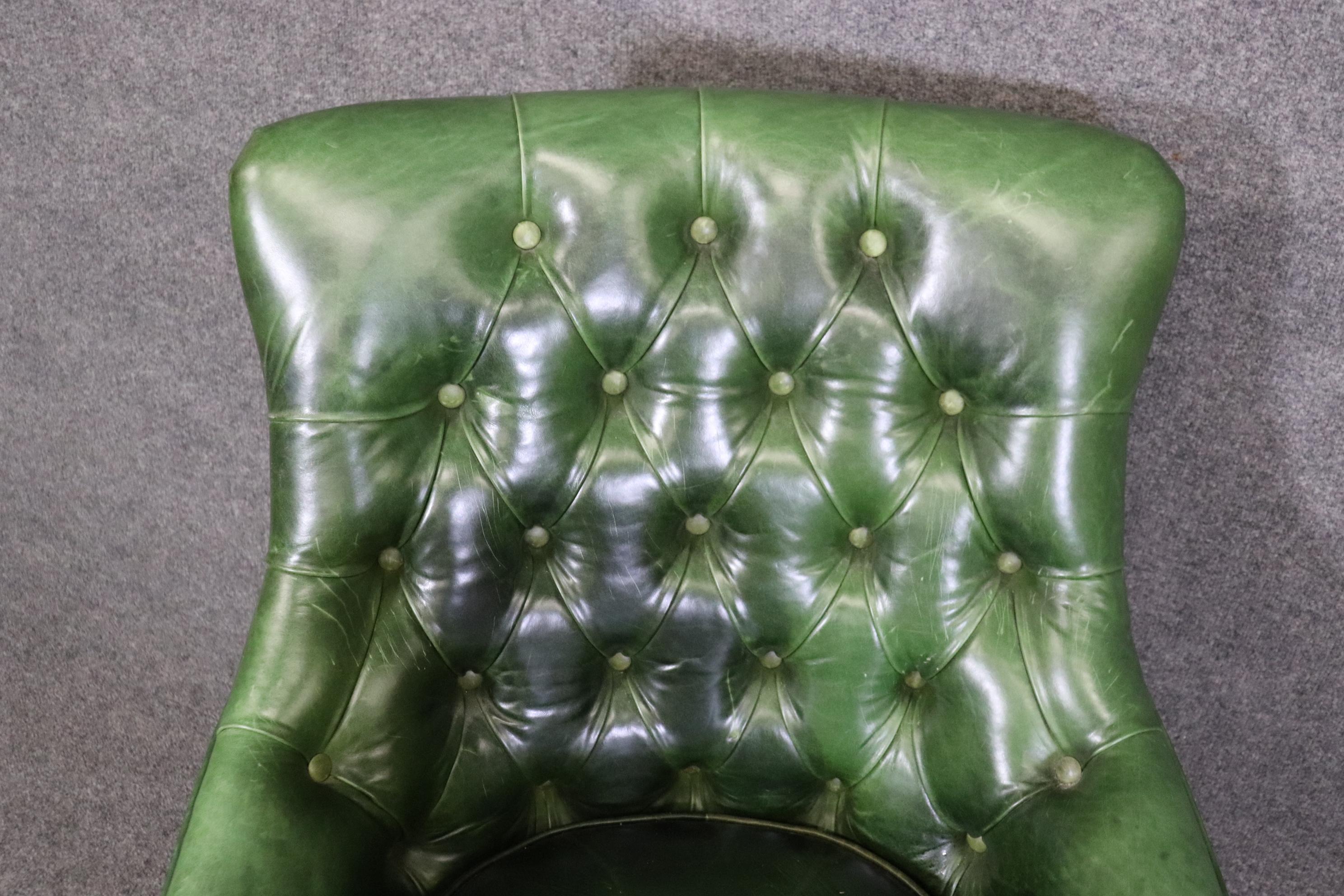 Fantastic Pair of Green Tufted Leather Theodore Alexander Club Chairs In Good Condition In Swedesboro, NJ