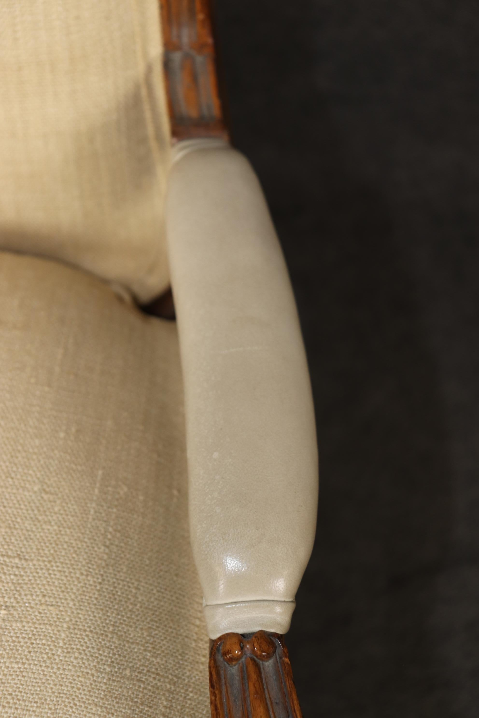 Fantastica coppia di poltrone bergere francesi in noce intagliate a mano in stile Luigi XV in vendita 4