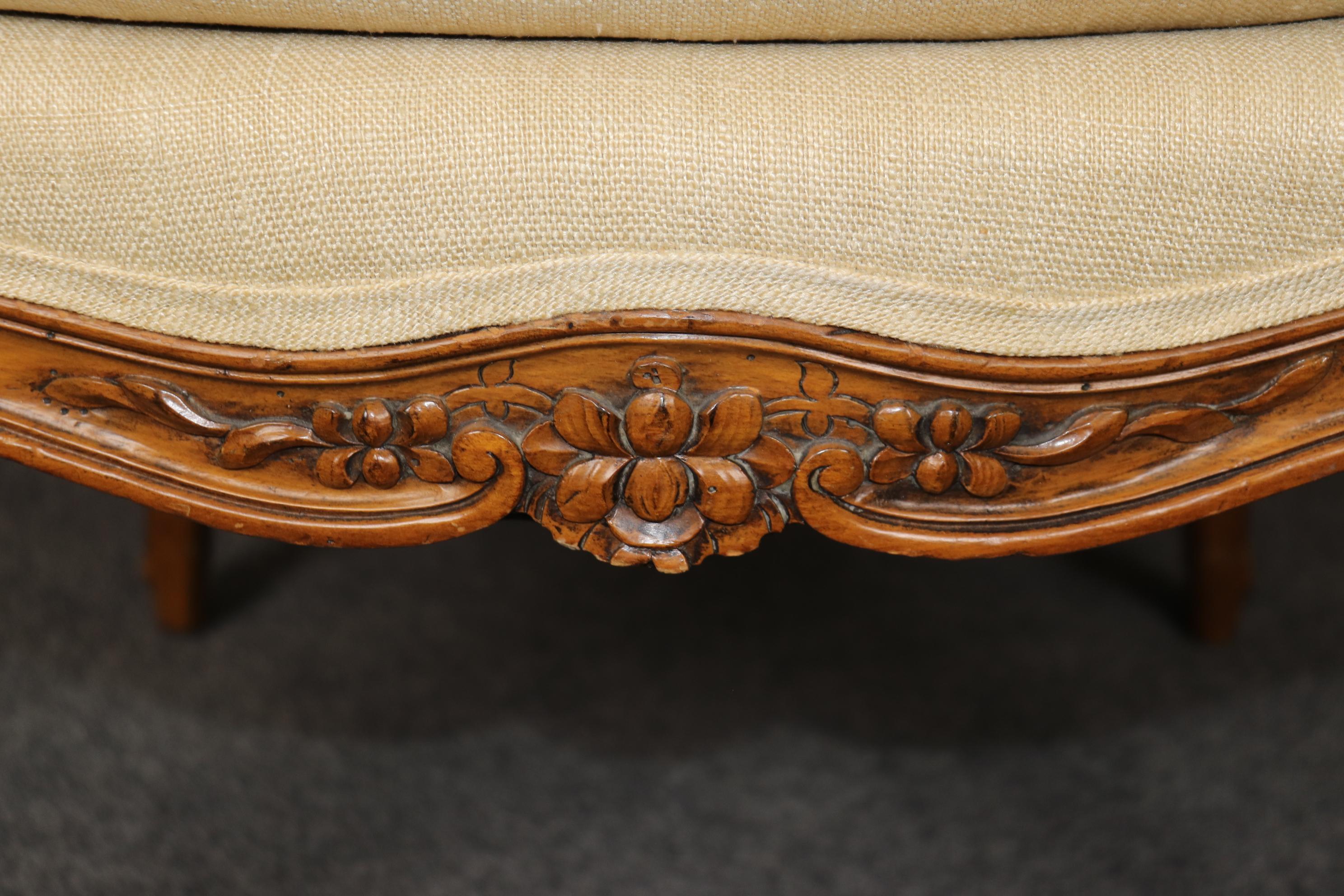 Fantastica coppia di poltrone bergere francesi in noce intagliate a mano in stile Luigi XV in vendita 5
