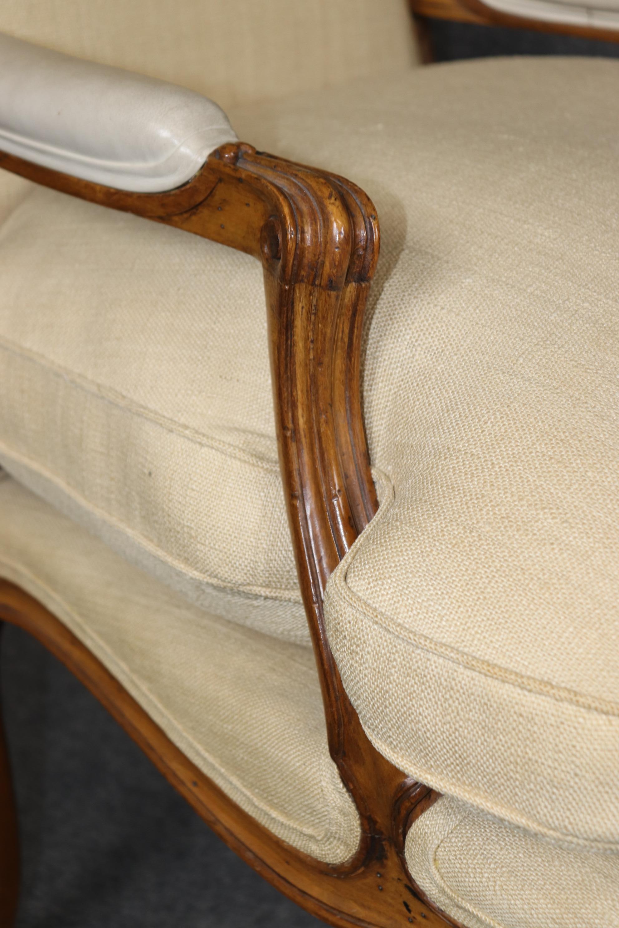 Fantastica coppia di poltrone bergere francesi in noce intagliate a mano in stile Luigi XV in vendita 6