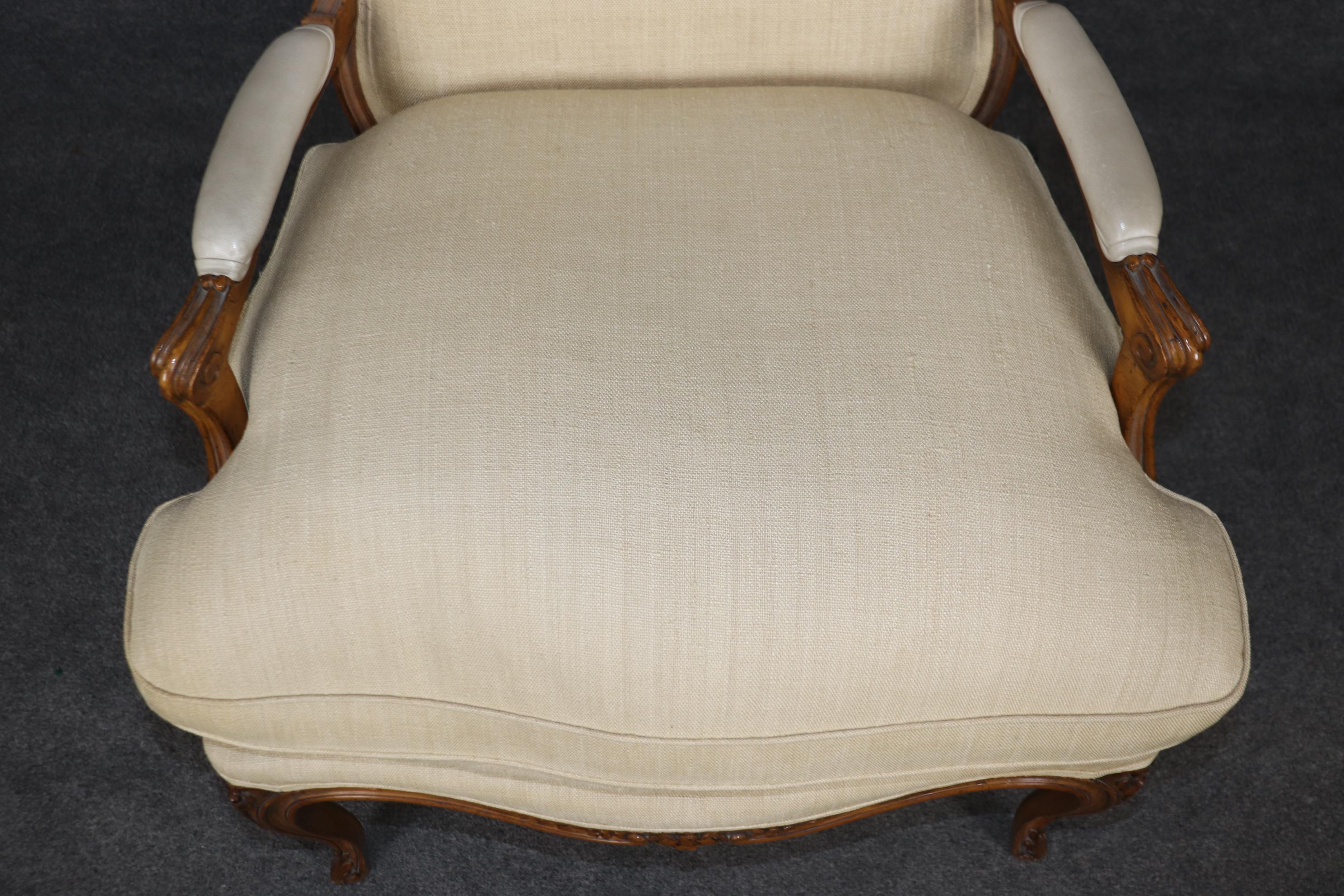 Fantastica coppia di poltrone bergere francesi in noce intagliate a mano in stile Luigi XV in vendita 9