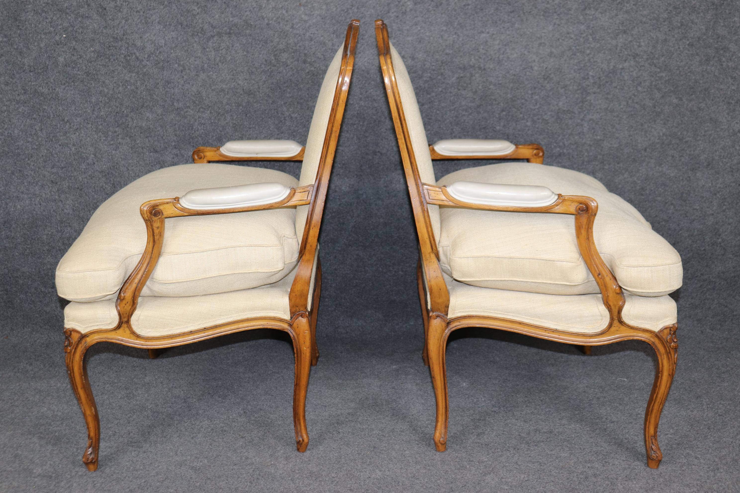 Fantastica coppia di poltrone bergere francesi in noce intagliate a mano in stile Luigi XV In condizioni buone in vendita a Swedesboro, NJ