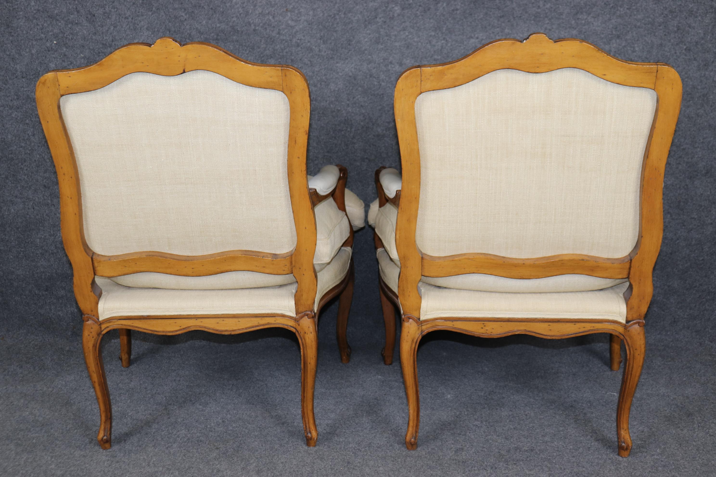 Metà XX secolo Fantastica coppia di poltrone bergere francesi in noce intagliate a mano in stile Luigi XV in vendita