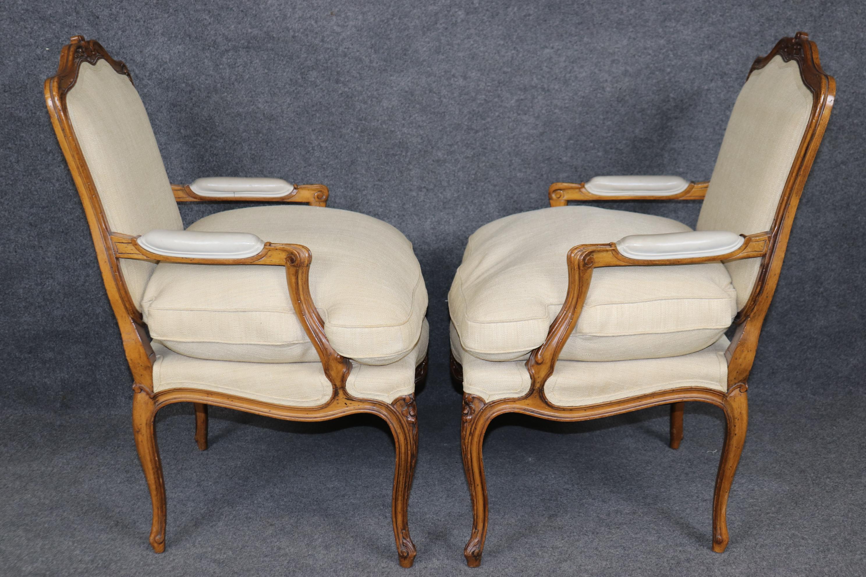 Noce Fantastica coppia di poltrone bergere francesi in noce intagliate a mano in stile Luigi XV in vendita