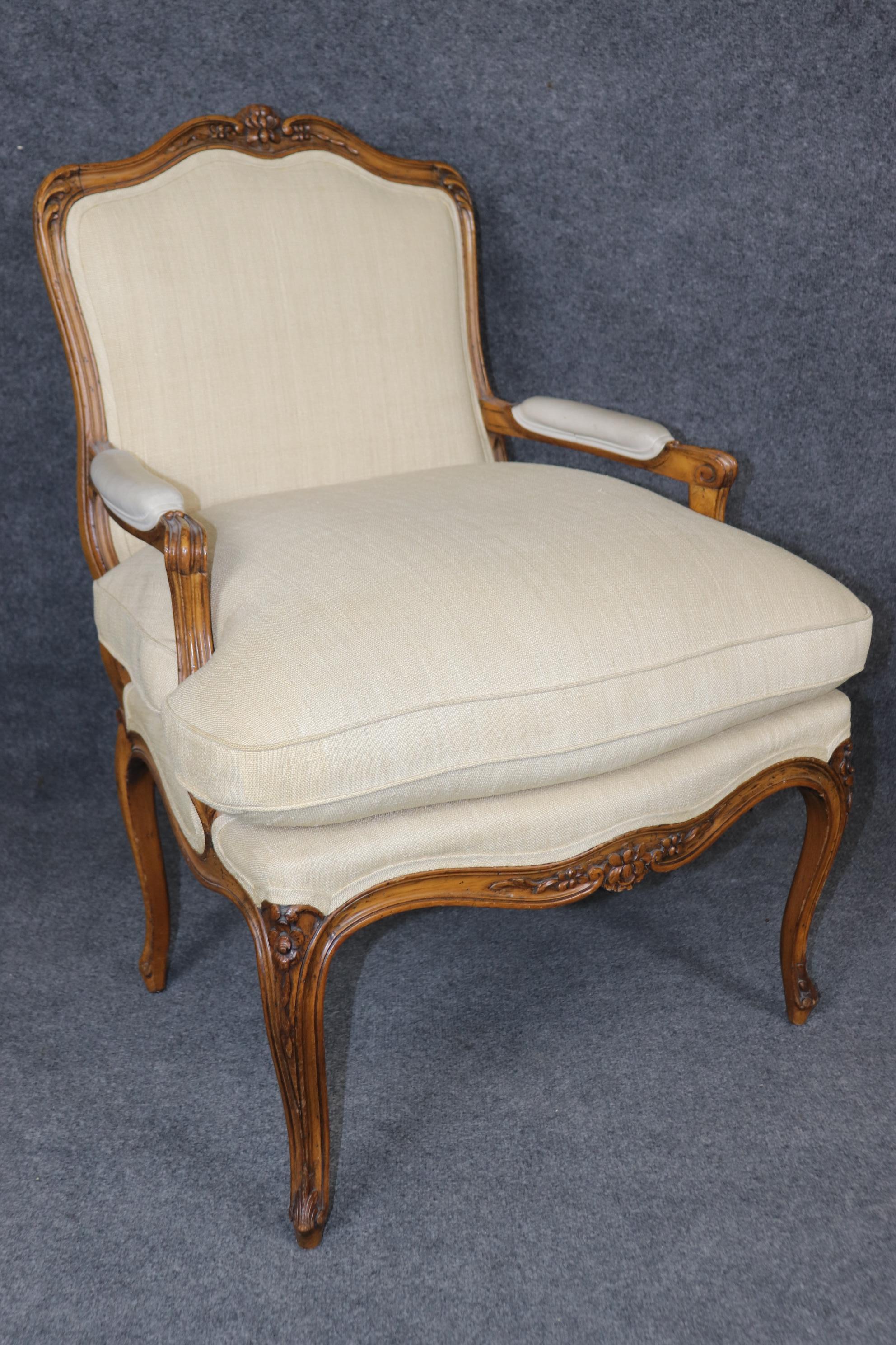 Fantastica coppia di poltrone bergere francesi in noce intagliate a mano in stile Luigi XV in vendita 1