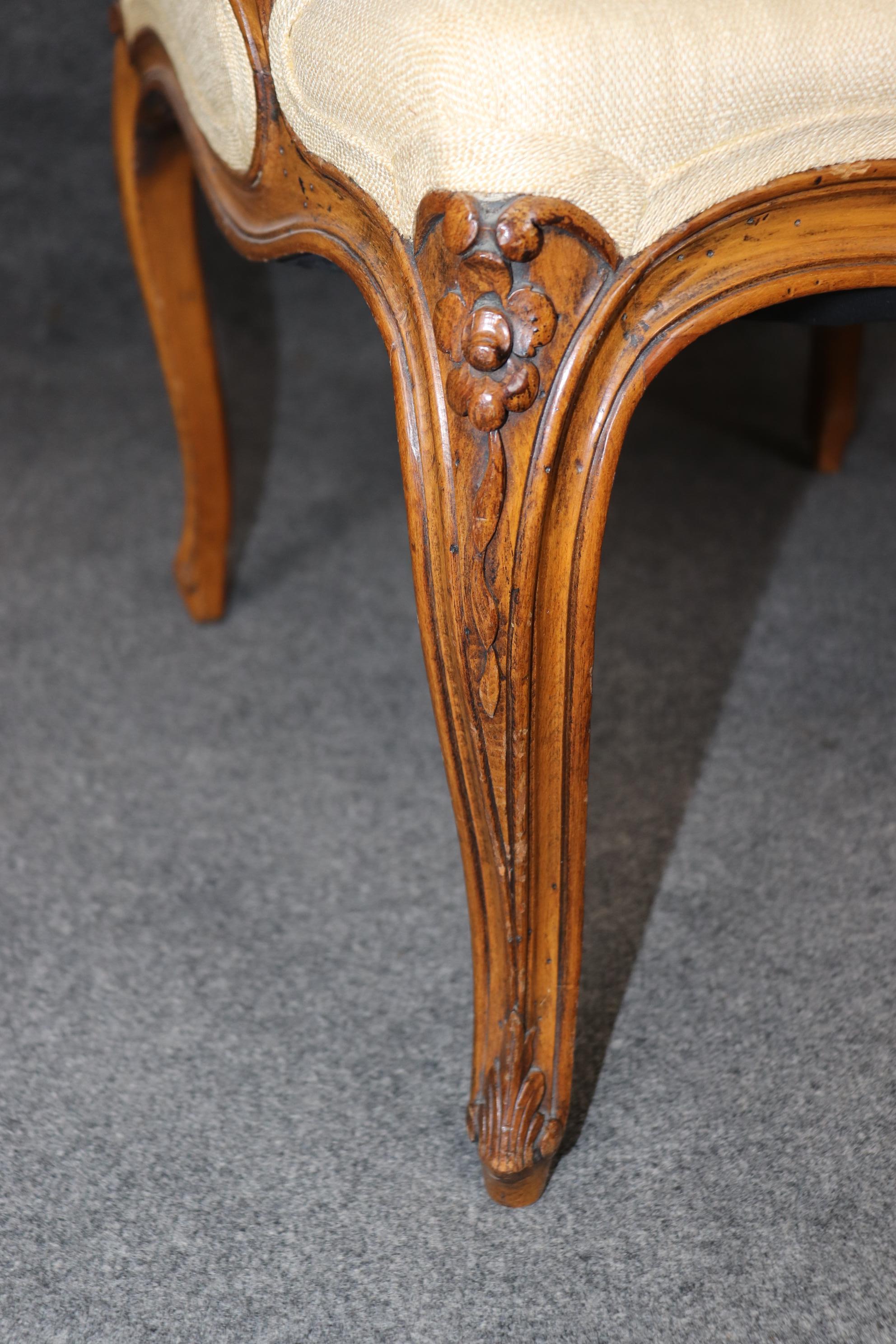 Fantastica coppia di poltrone bergere francesi in noce intagliate a mano in stile Luigi XV in vendita 2