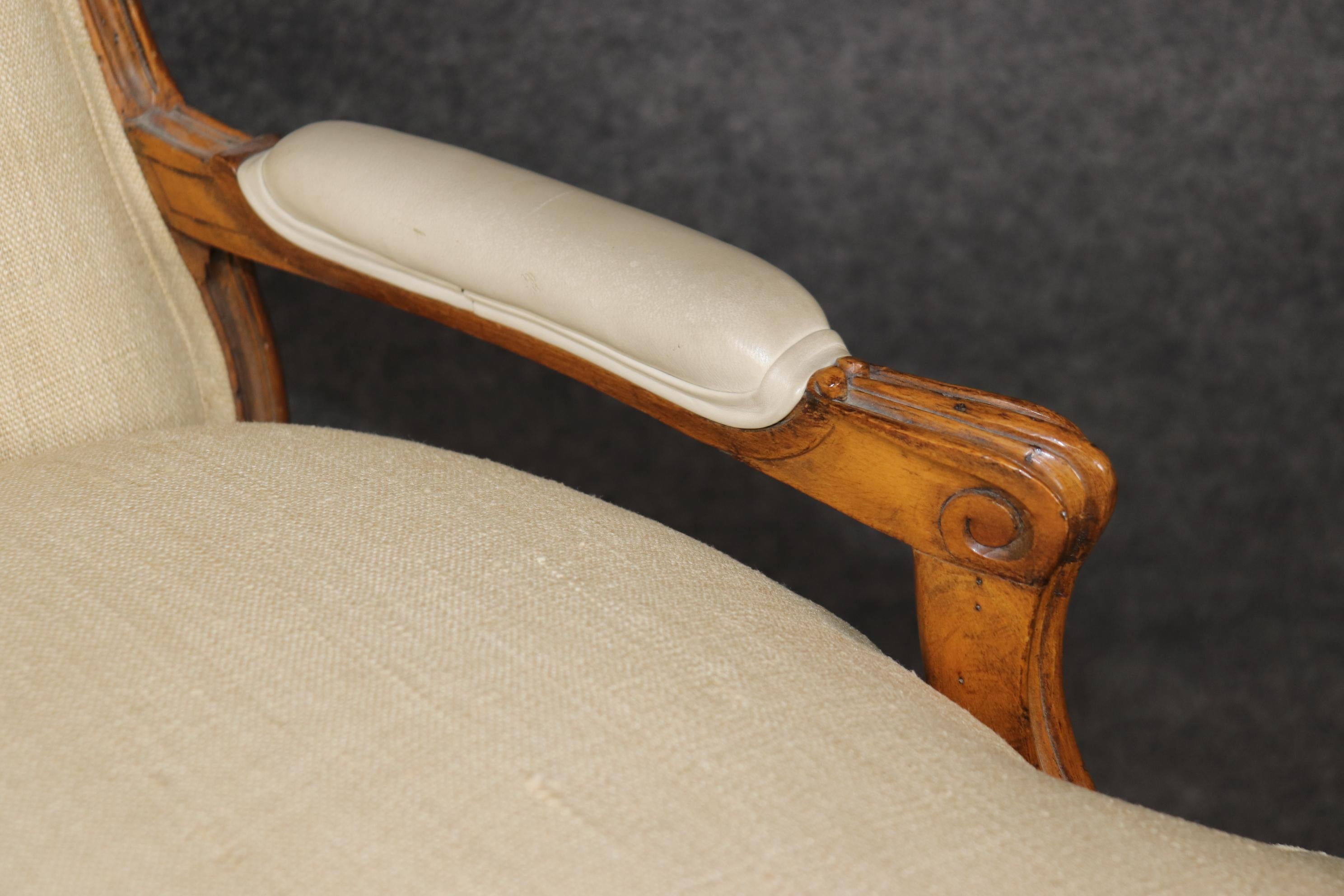 Fantastica coppia di poltrone bergere francesi in noce intagliate a mano in stile Luigi XV in vendita 3