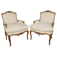 Fantastisches Paar handgeschnitzter französischer Nussbaumsessel im Stil Louis XV Bergere