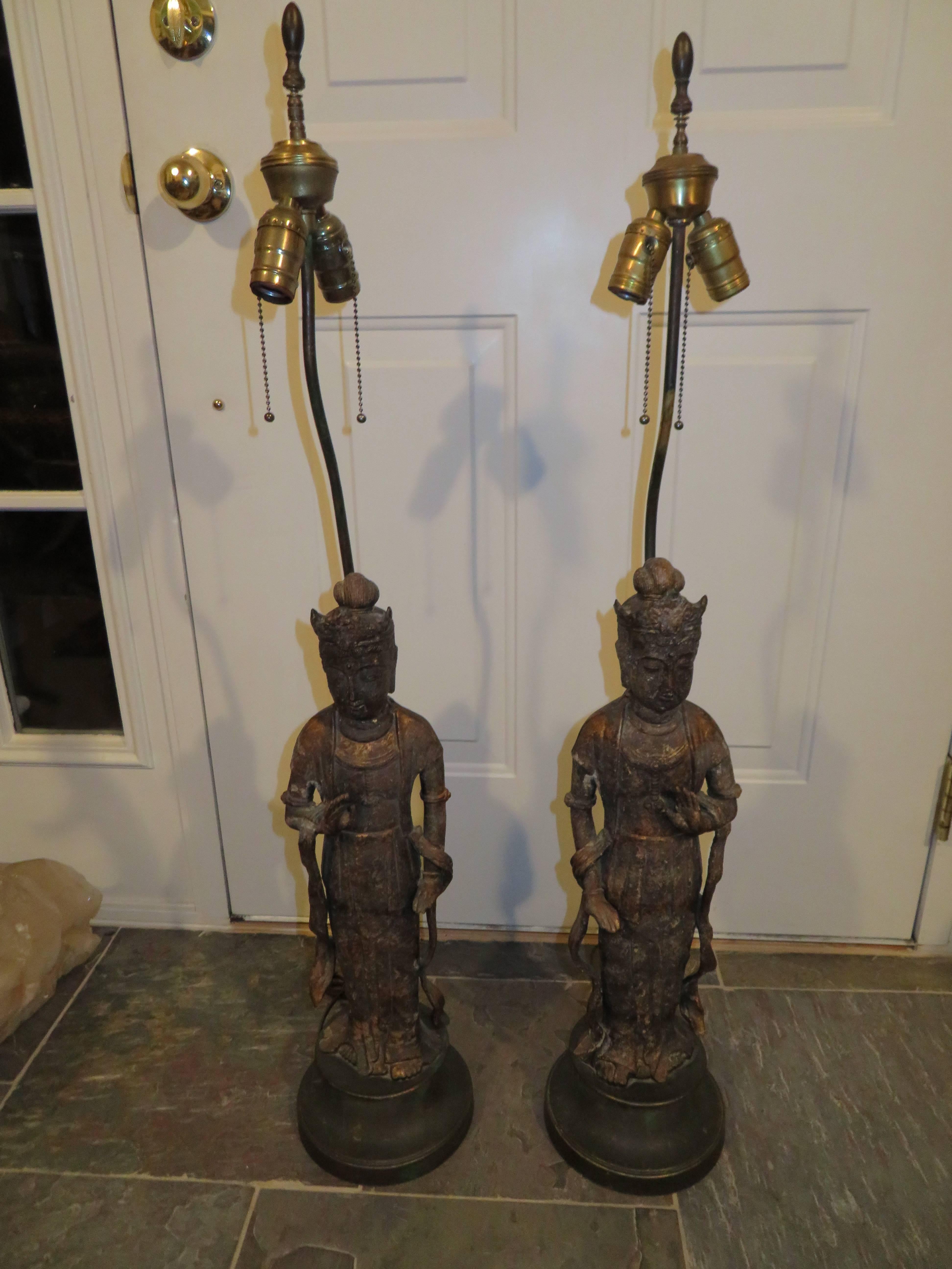 Fantastique paire de lampes asiatiques figuratives de style James Mont, mi-siècle moderne en vente 2