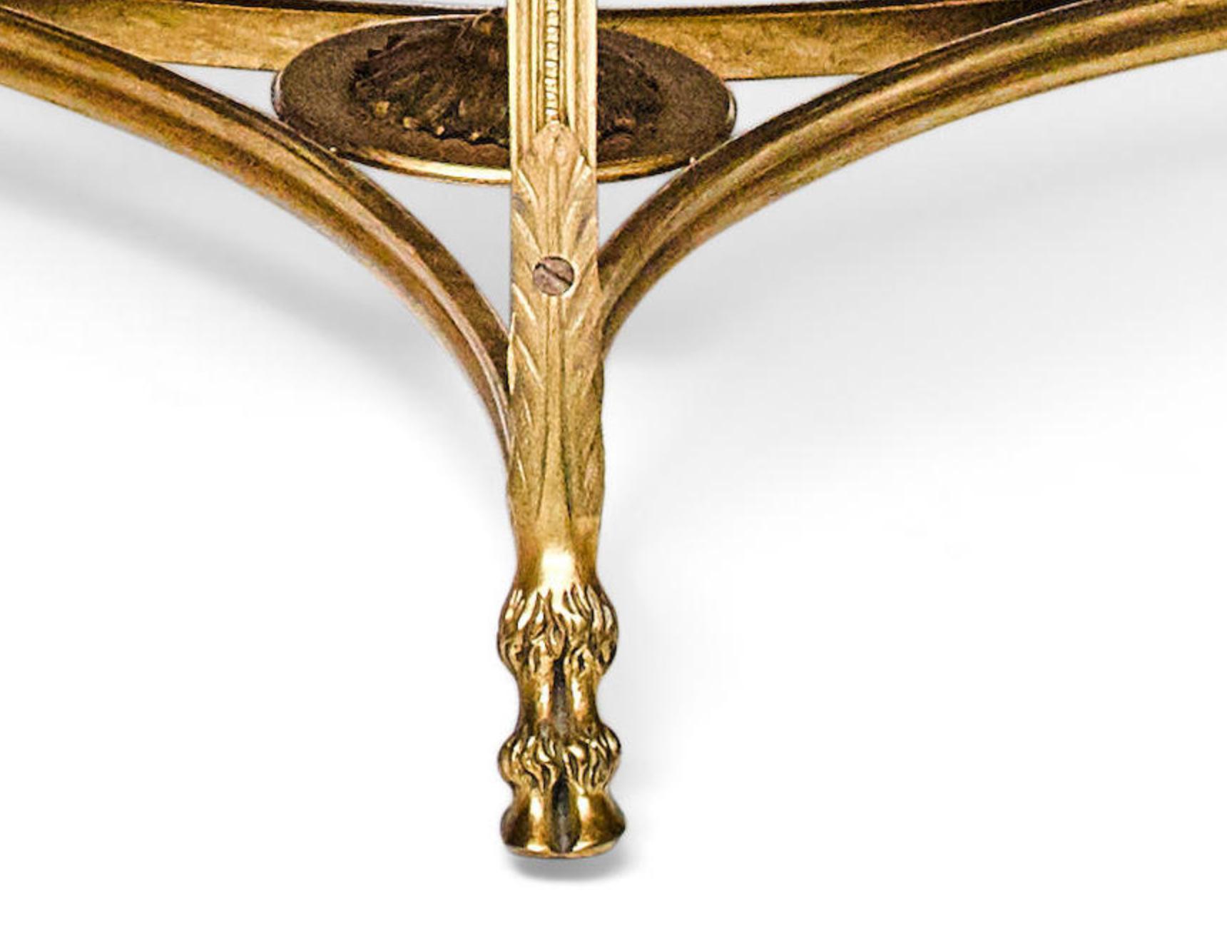 Ein fantastisches Paar französischer Gueridons aus vergoldeter Bronze und russischem Malachit im Louis-XVI-Stil::
:: um 1890. 

Mit vergoldeten bronzenen Widderköpfen:: auf Tatzenfüßen. 

Bereit zur Platzierung. 

Maßnahmen: 28