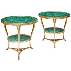 Fantastique paire de tables guéridons de style Louis XVI en bronze doré et malachite
