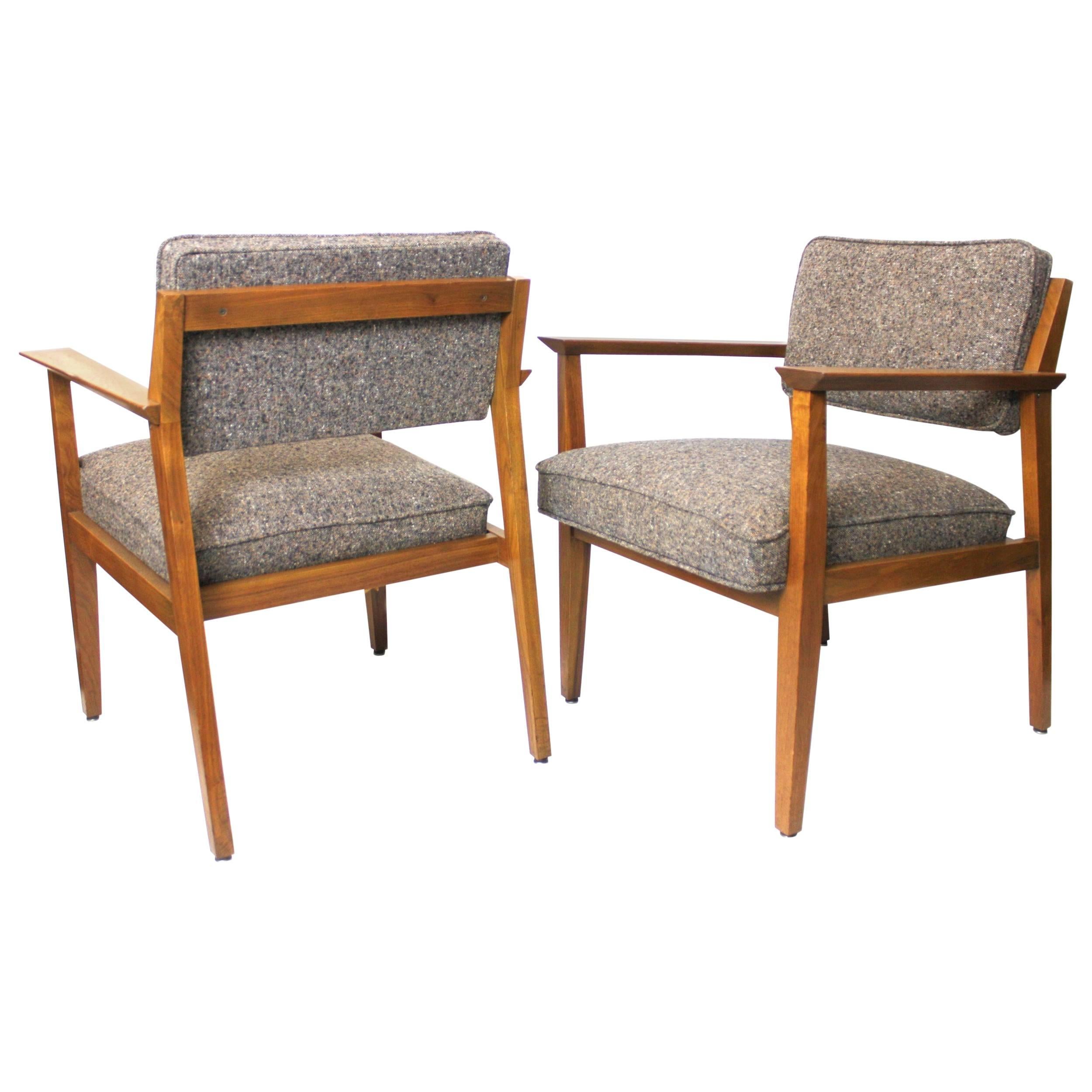 Fantastic Pair of Mid-Century Modern Walnut Lounge Chairs by Stow Davis