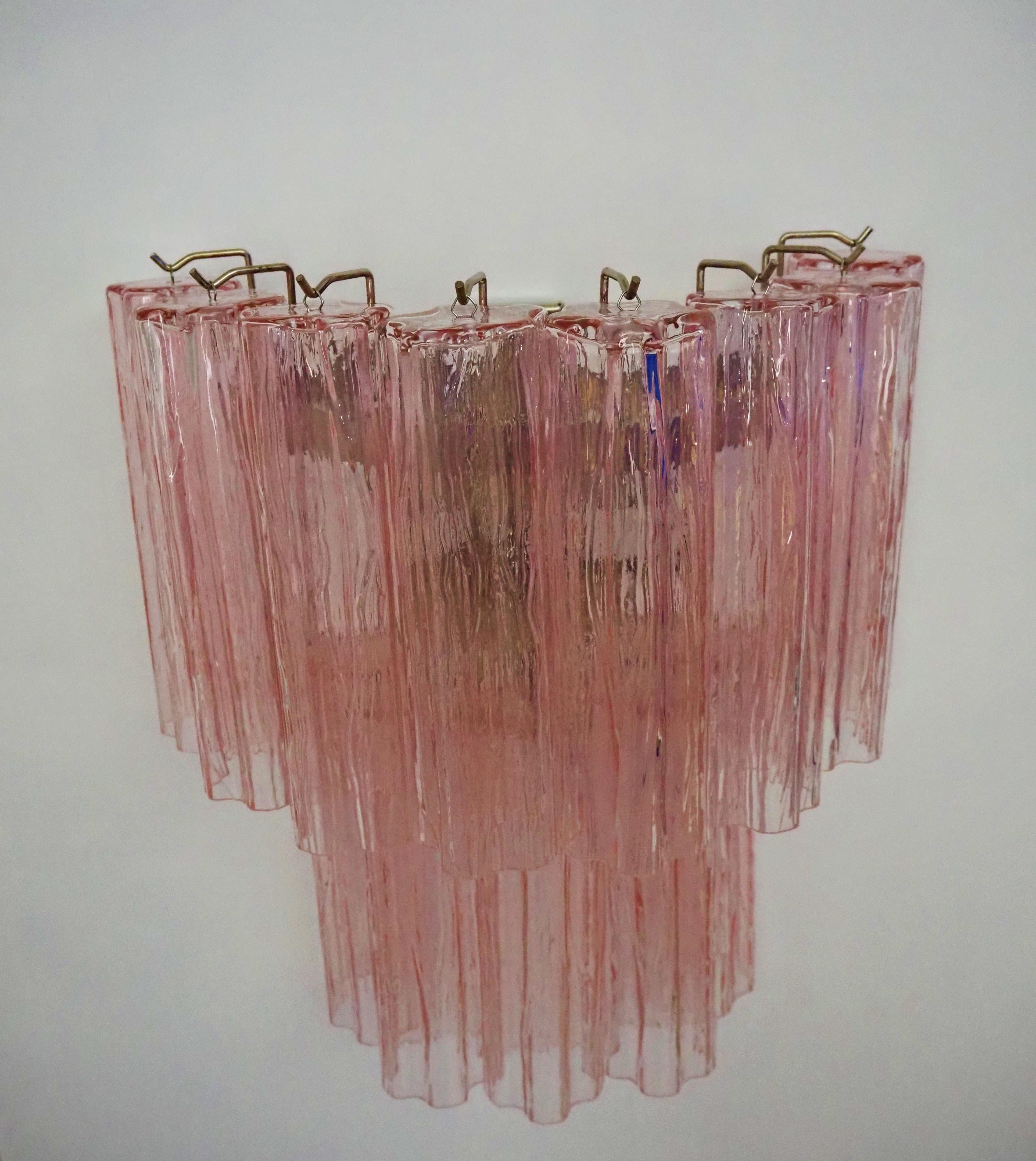 Fantastisches Paar Muranoglasröhren-Wandleuchter - 13 rosa Glasröhren (Geblasenes Glas) im Angebot