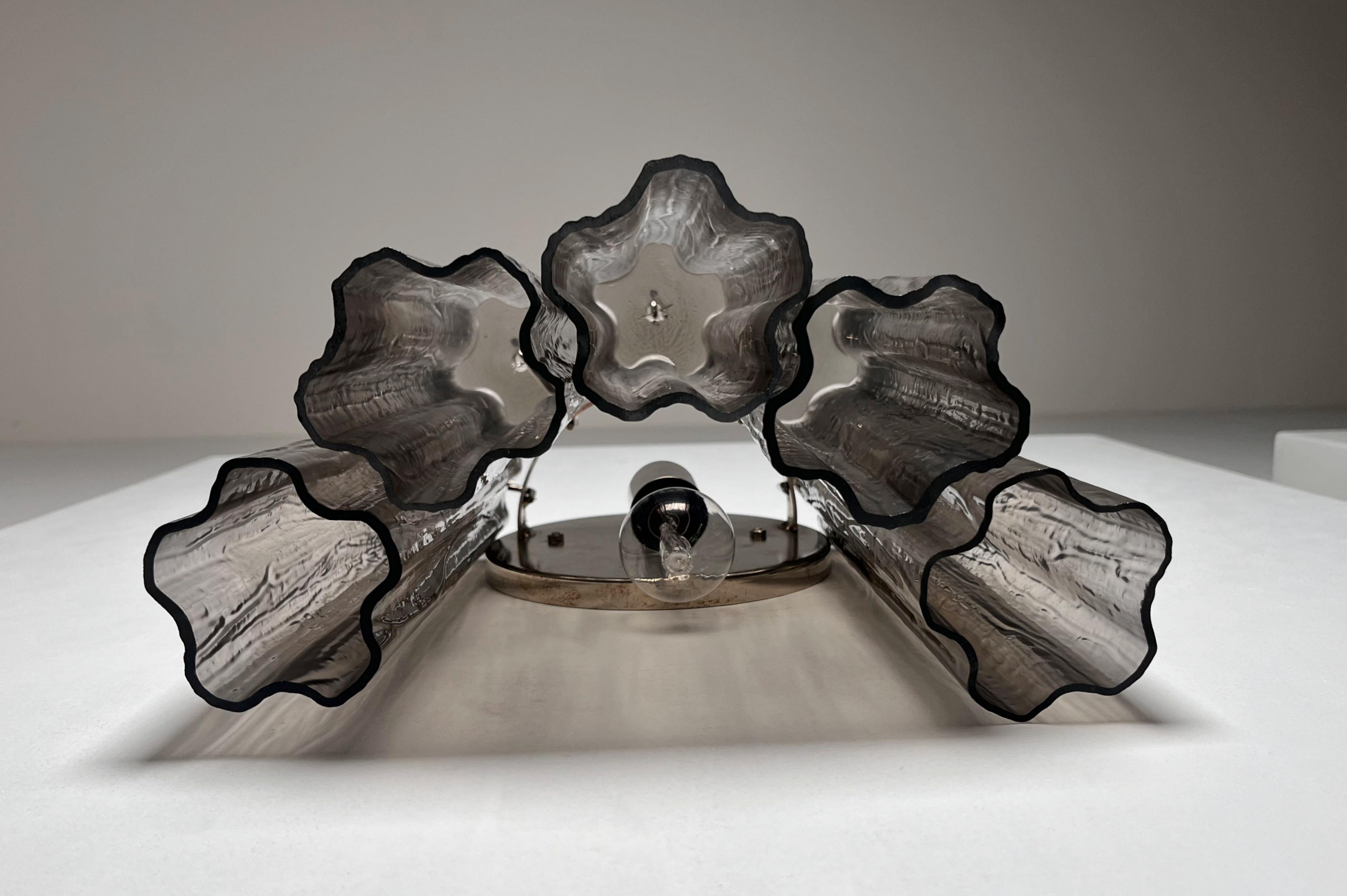 Superbe paire d'appliques murales en verre de Murano - 5 tubes en verre fumé en vente 2