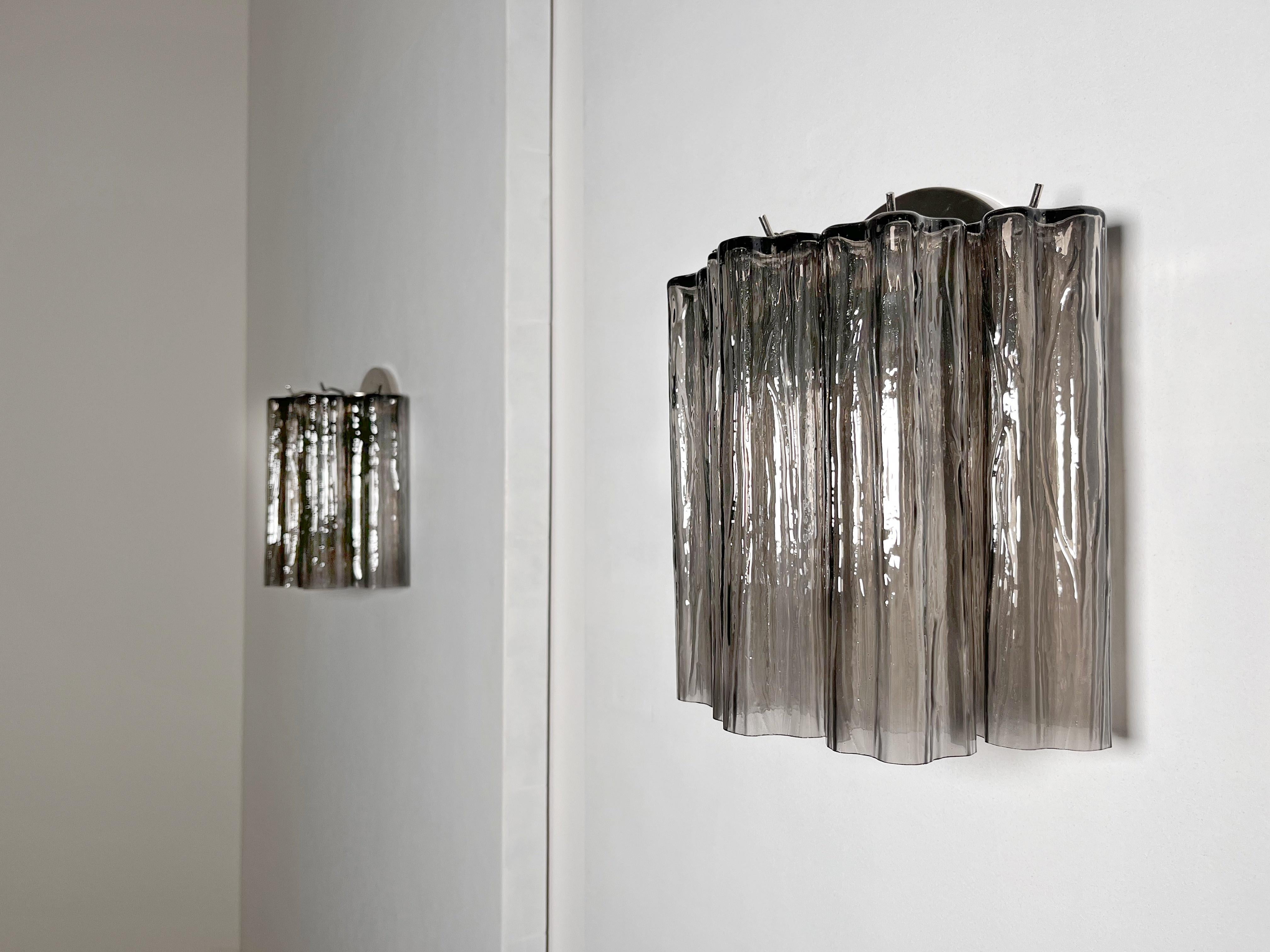 Superbe paire d'appliques murales en verre de Murano - 5 tubes en verre fumé en vente 4