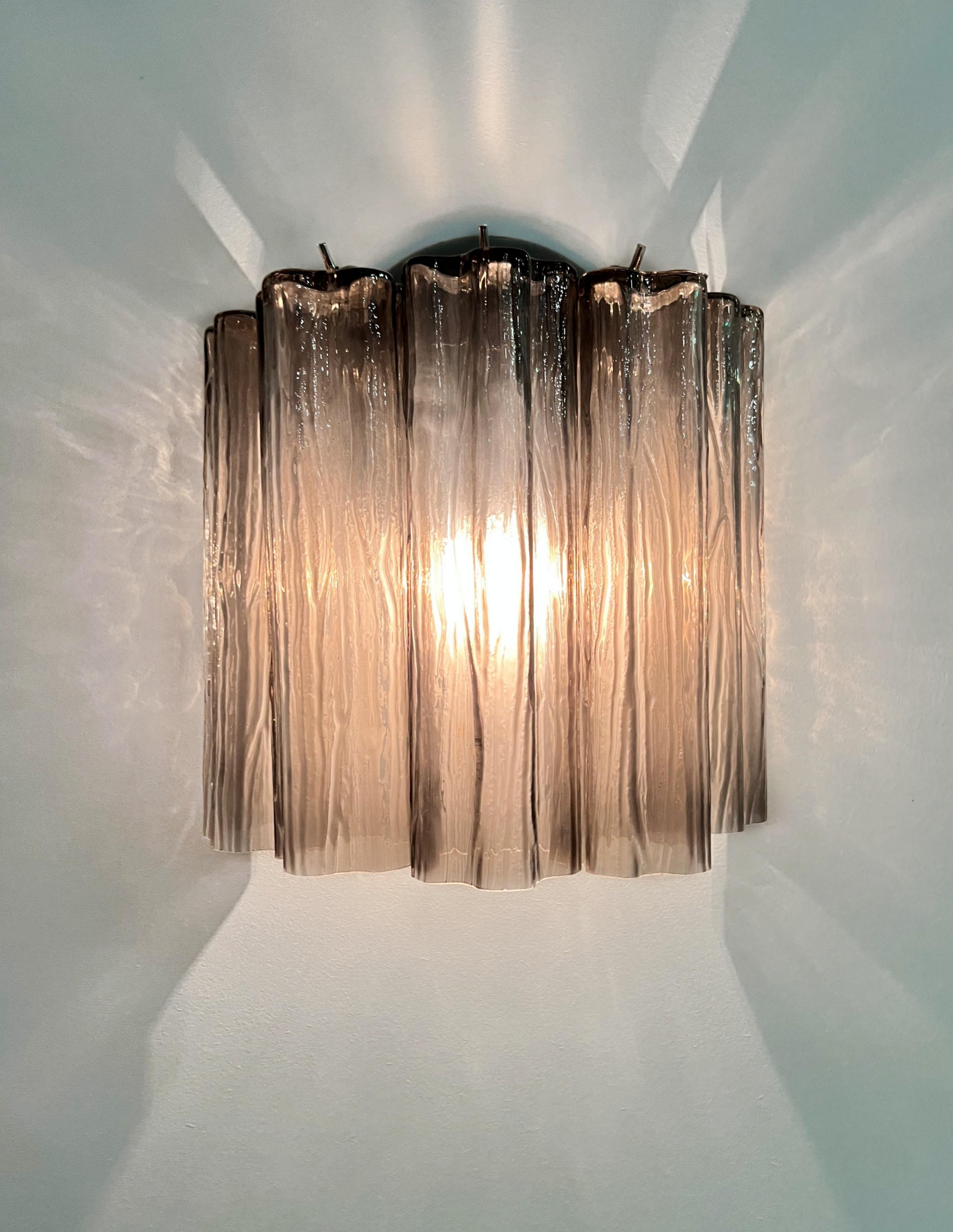 Superbe paire d'appliques murales en verre de Murano - 5 tubes en verre fumé en vente 5
