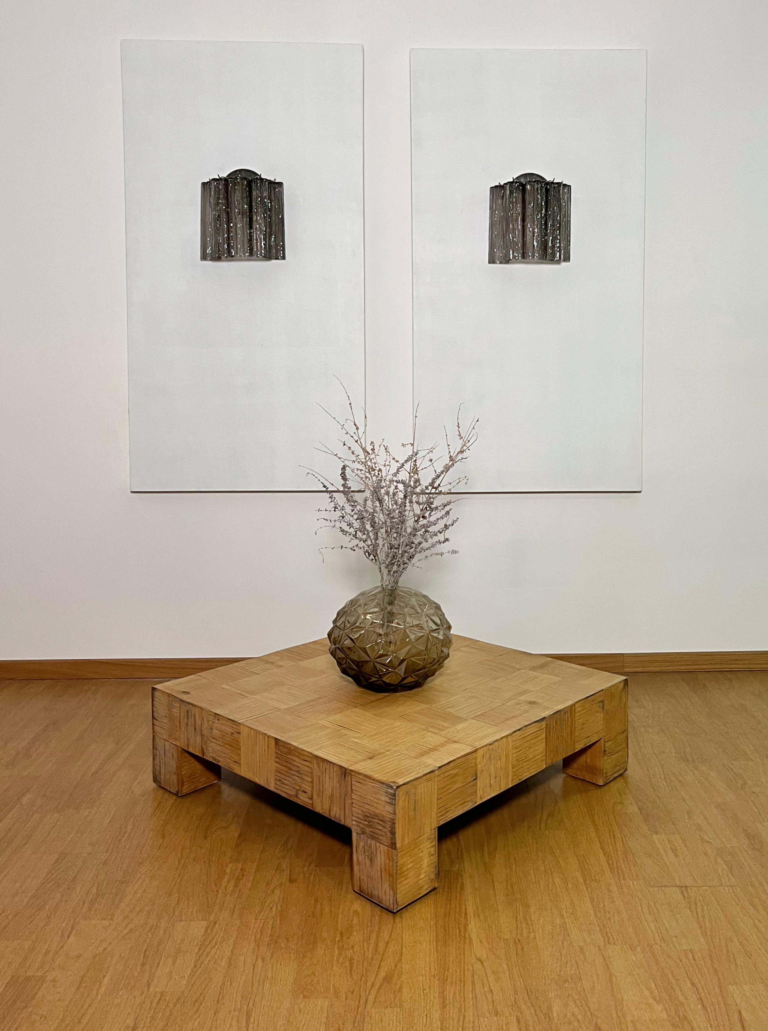 Paire d'appliques murales vintage italiennes en verre de Murano et structure en métal nickelé. L'armure en nickel poli supporte 5 grands tubes en verre fumé en forme d'étoile pour chaque lampe.
Période :	Fin du XXe siècle
Dimensions : 10,50 pouces