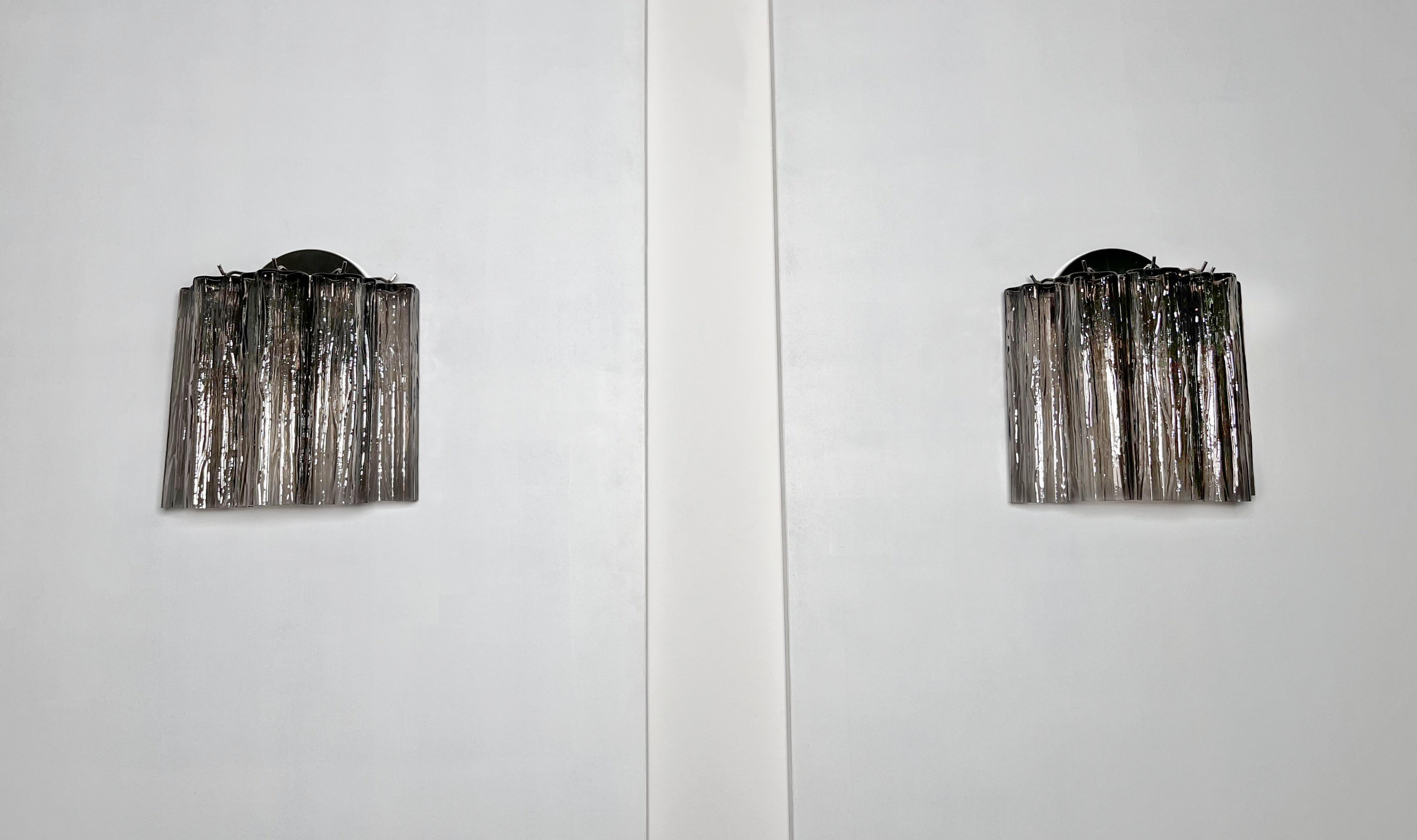 Galvanisé Superbe paire d'appliques murales en verre de Murano - 5 tubes en verre fumé en vente