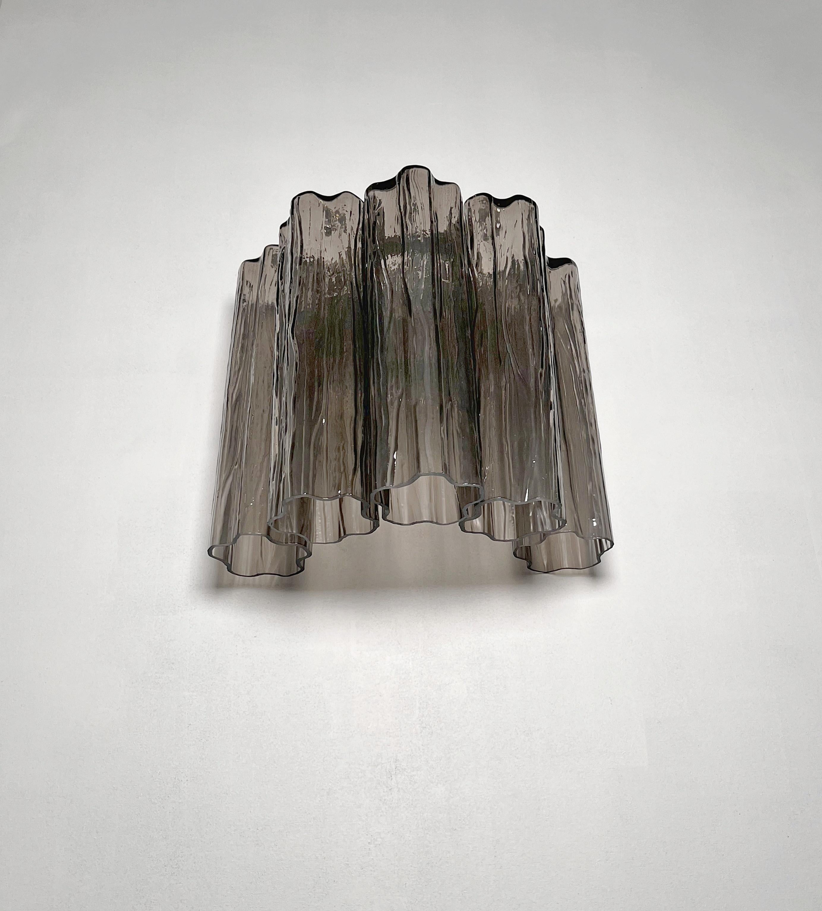 Verre brun Superbe paire d'appliques murales en verre de Murano - 5 tubes en verre fumé en vente