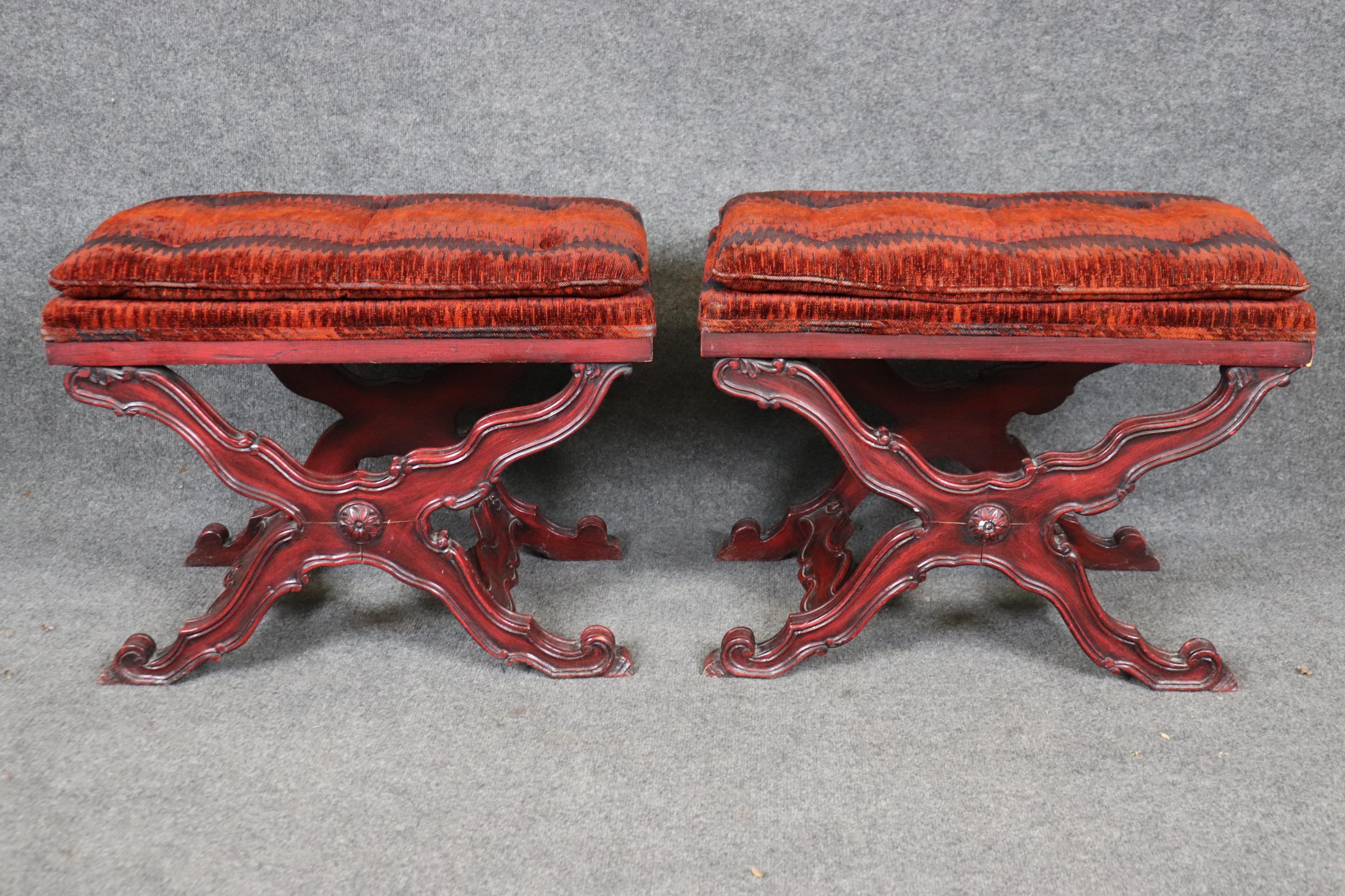 Se trata de un precioso par de bancos en X tapizados en rojo de la época de Dorothy Draper, con un acabado esmaltado en rojo y negro para complementar la tapicería de terciopelo rojo y negro. Los taburetes están en buen estado, con ligeros signos de