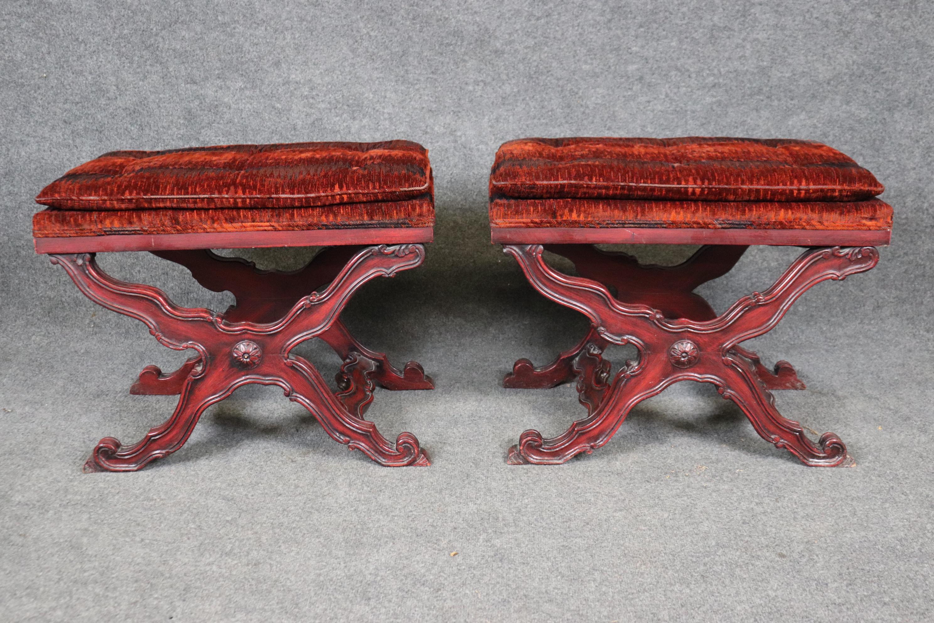 Fantástico par de bancos franceses tallados en forma de X esmaltados en rojo y negro Circa 1950 Francés