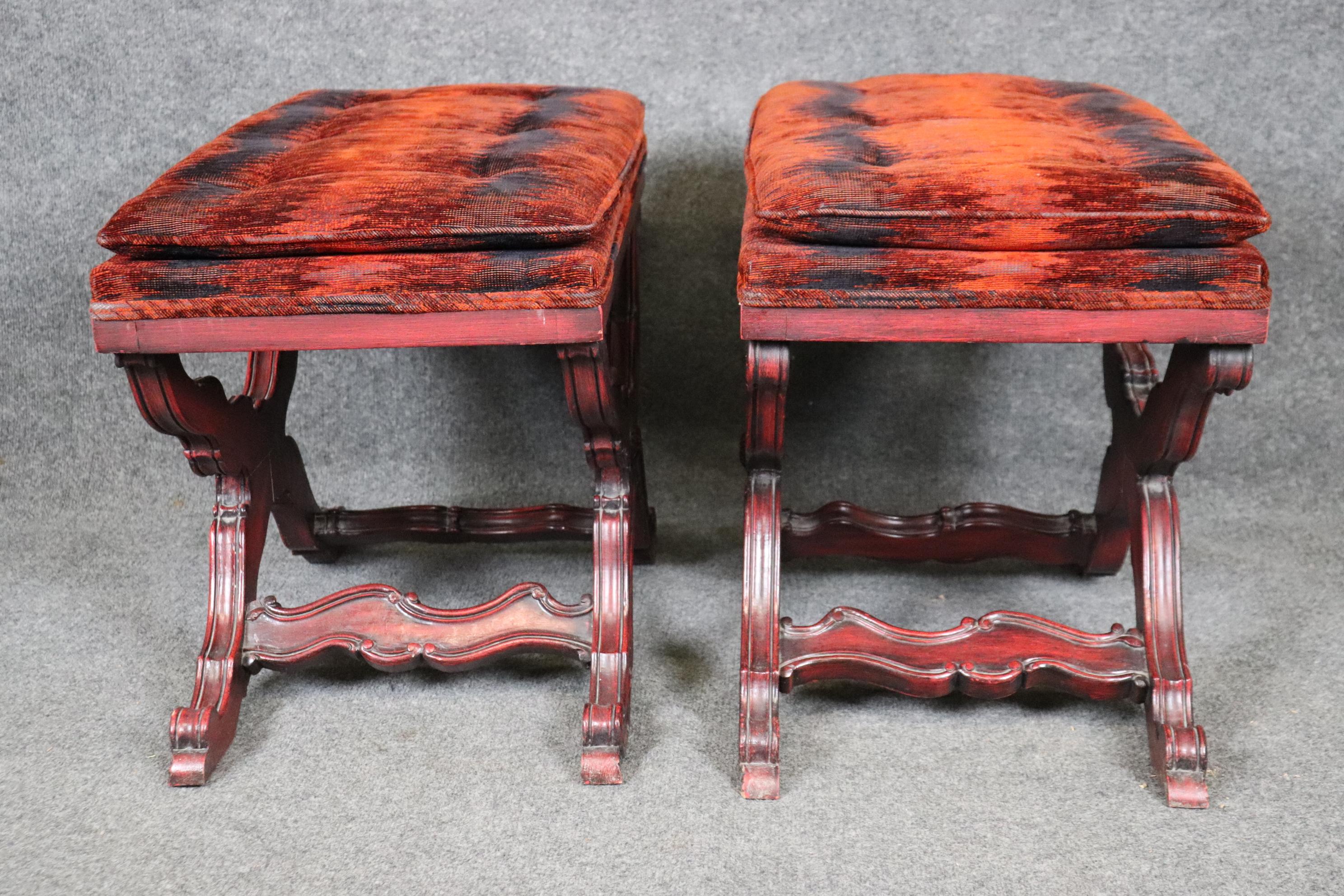 Fantástico par de bancos franceses tallados en forma de X esmaltados en rojo y negro Circa 1950 en Bueno Estado en Swedesboro, NJ
