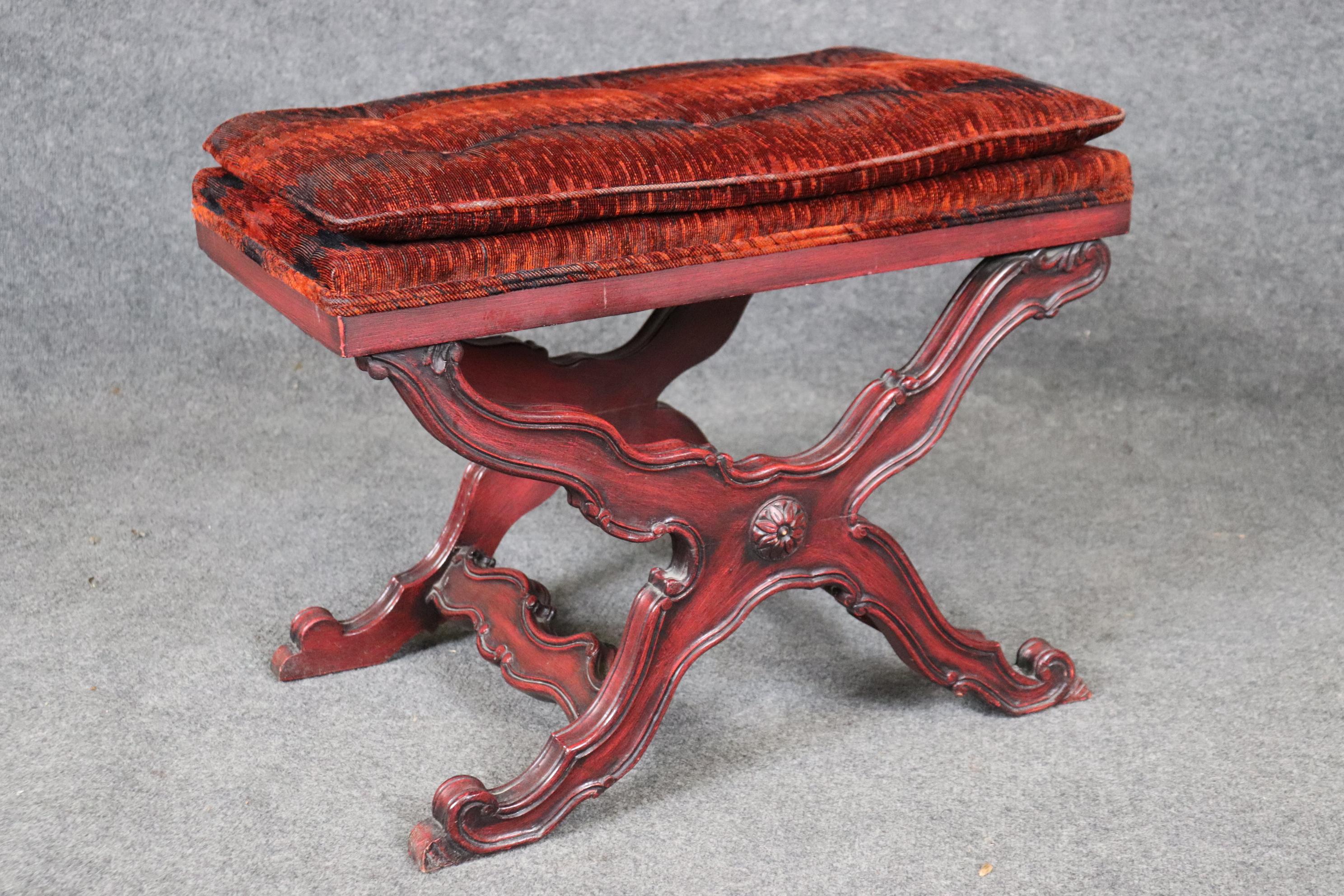 Fantástico par de bancos franceses tallados en forma de X esmaltados en rojo y negro Circa 1950 mediados del siglo XX