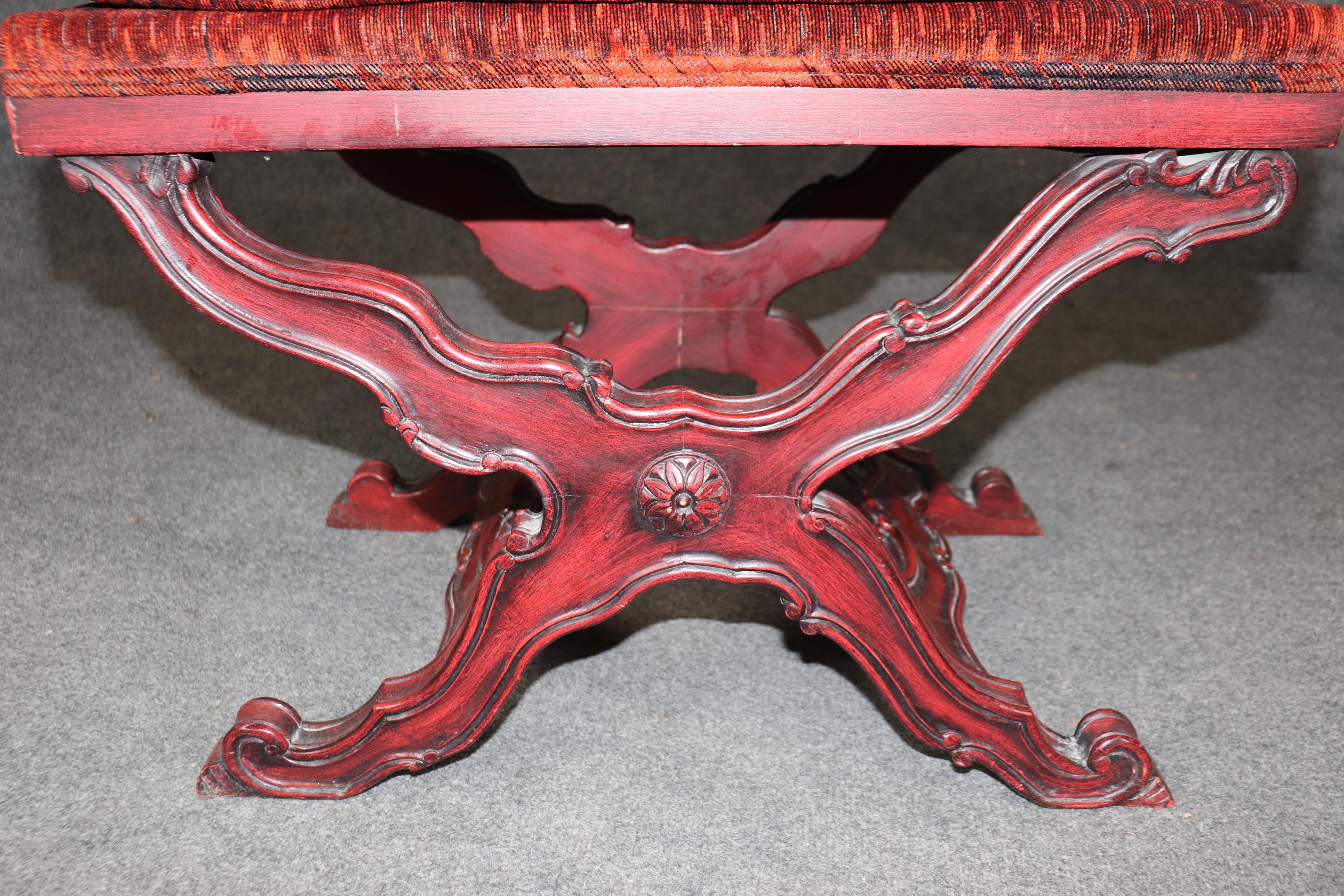 Fantástico par de bancos franceses tallados en forma de X esmaltados en rojo y negro Circa 1950 1