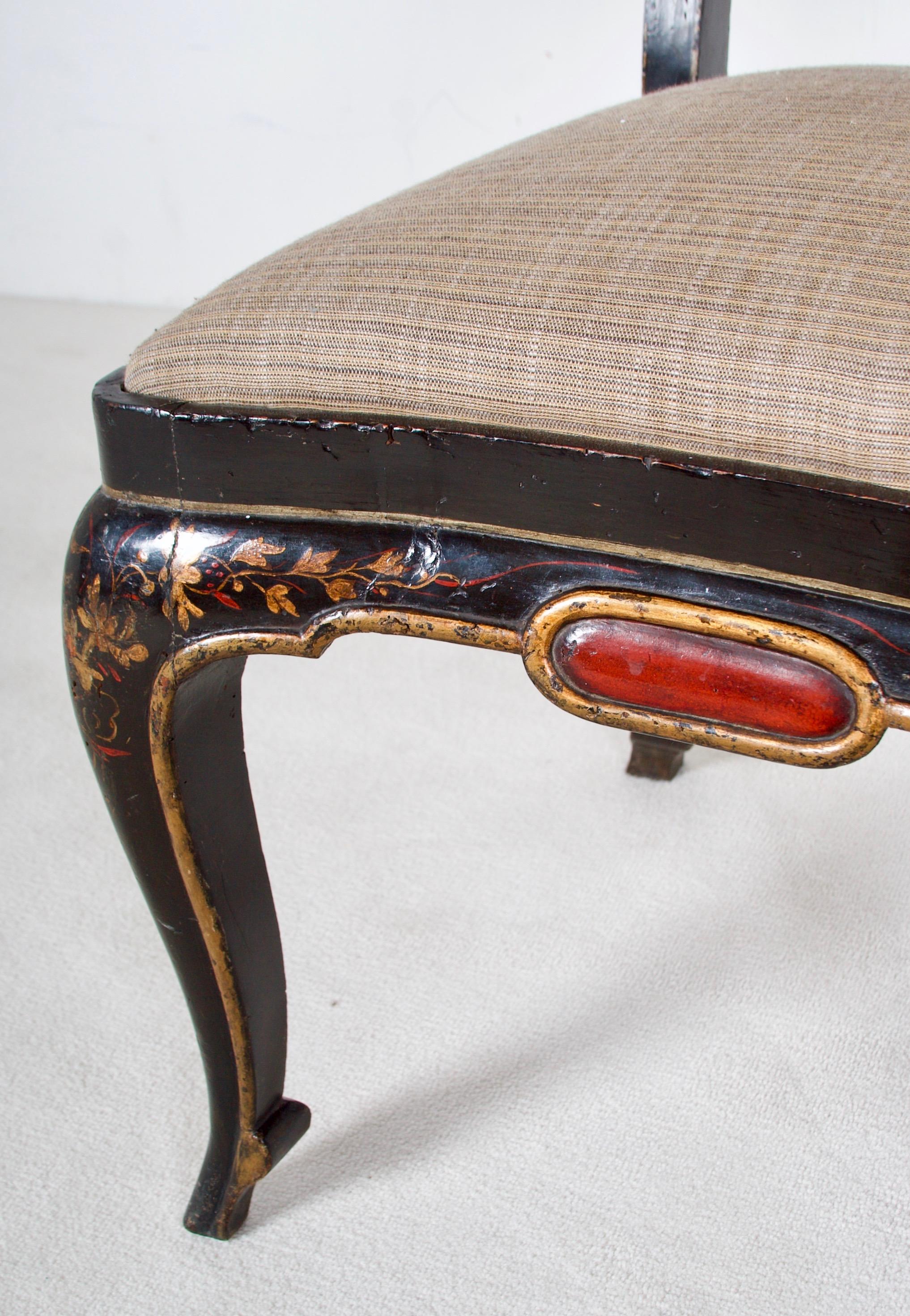 Pareja de sillas auxiliares decoradas con Chinoiserie de la Regencia, a la manera Sancsoucie en venta 4
