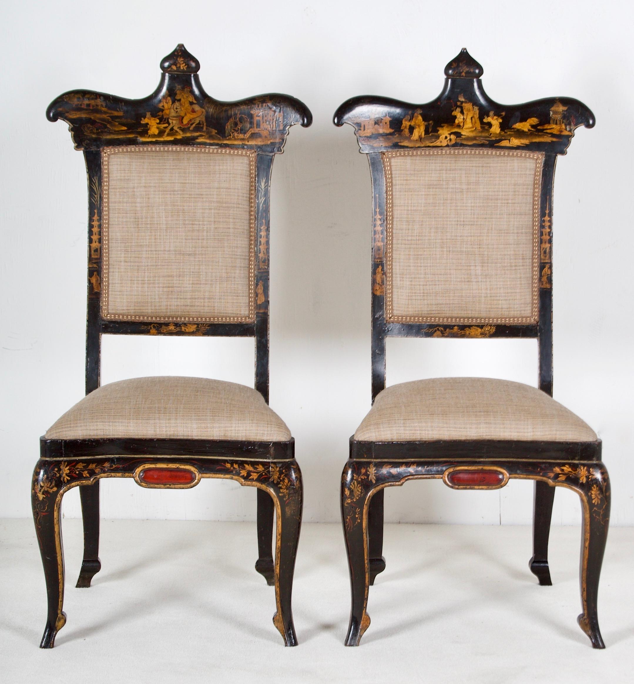 Dieses Paar Stühle ist exquisit gestylt, das Chinoiserie ist fein und europäisch im Stil.
Die Stühle stehen auf 