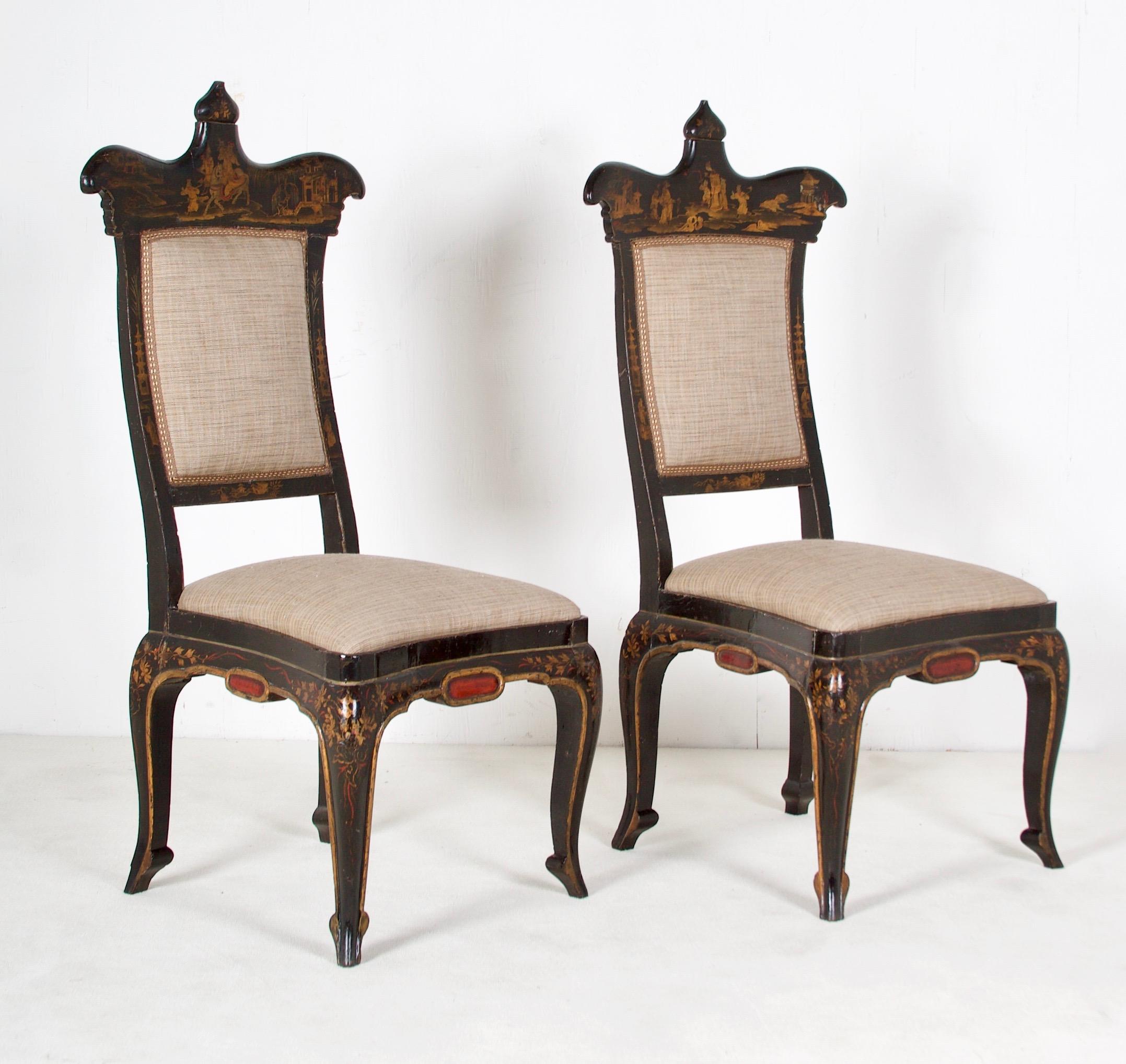 Pareja de sillas auxiliares decoradas con Chinoiserie de la Regencia, a la manera Sancsoucie principios del siglo XIX en venta