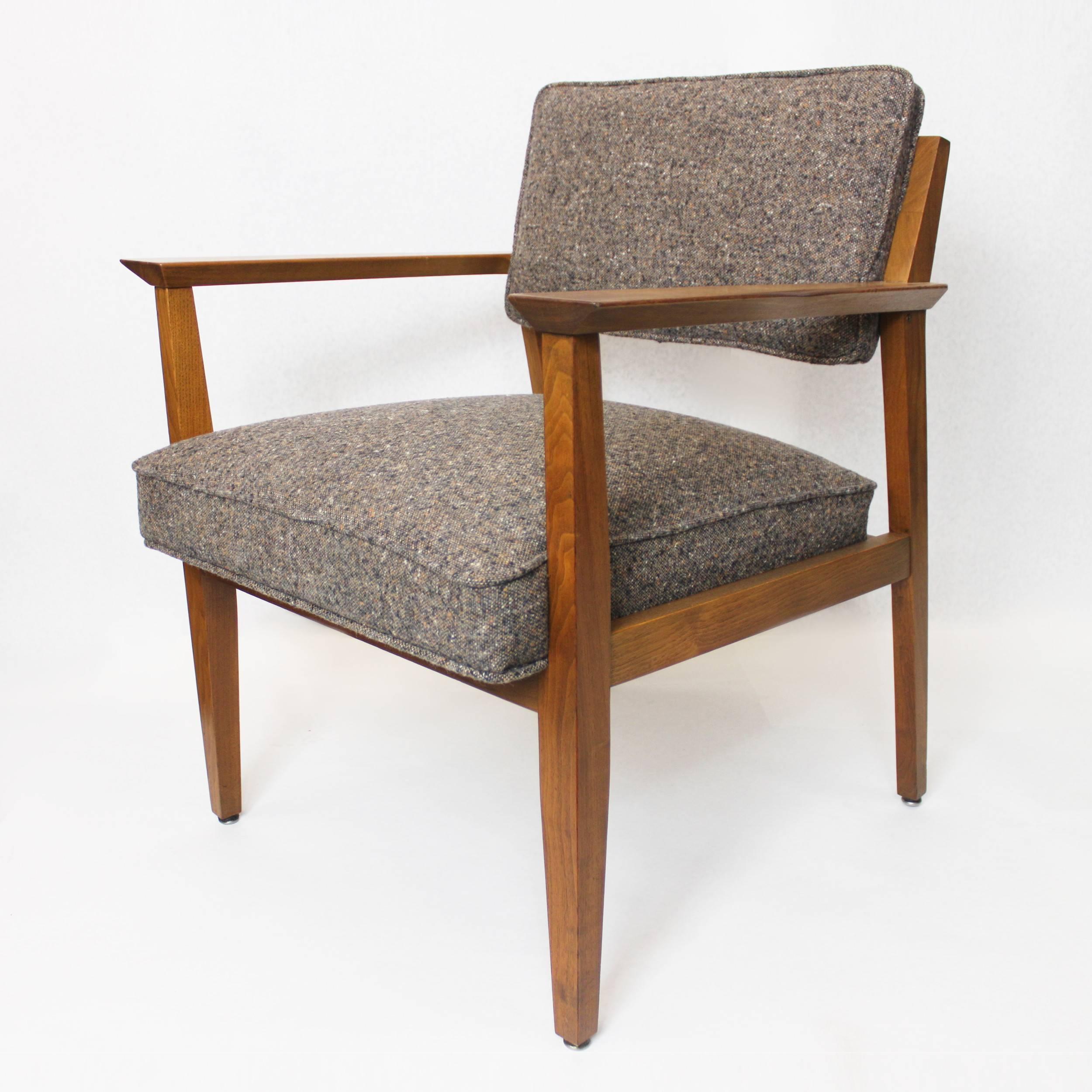American Fantastic Pair of Mid-Century Modern Walnut Lounge Chairs by Stow Davis