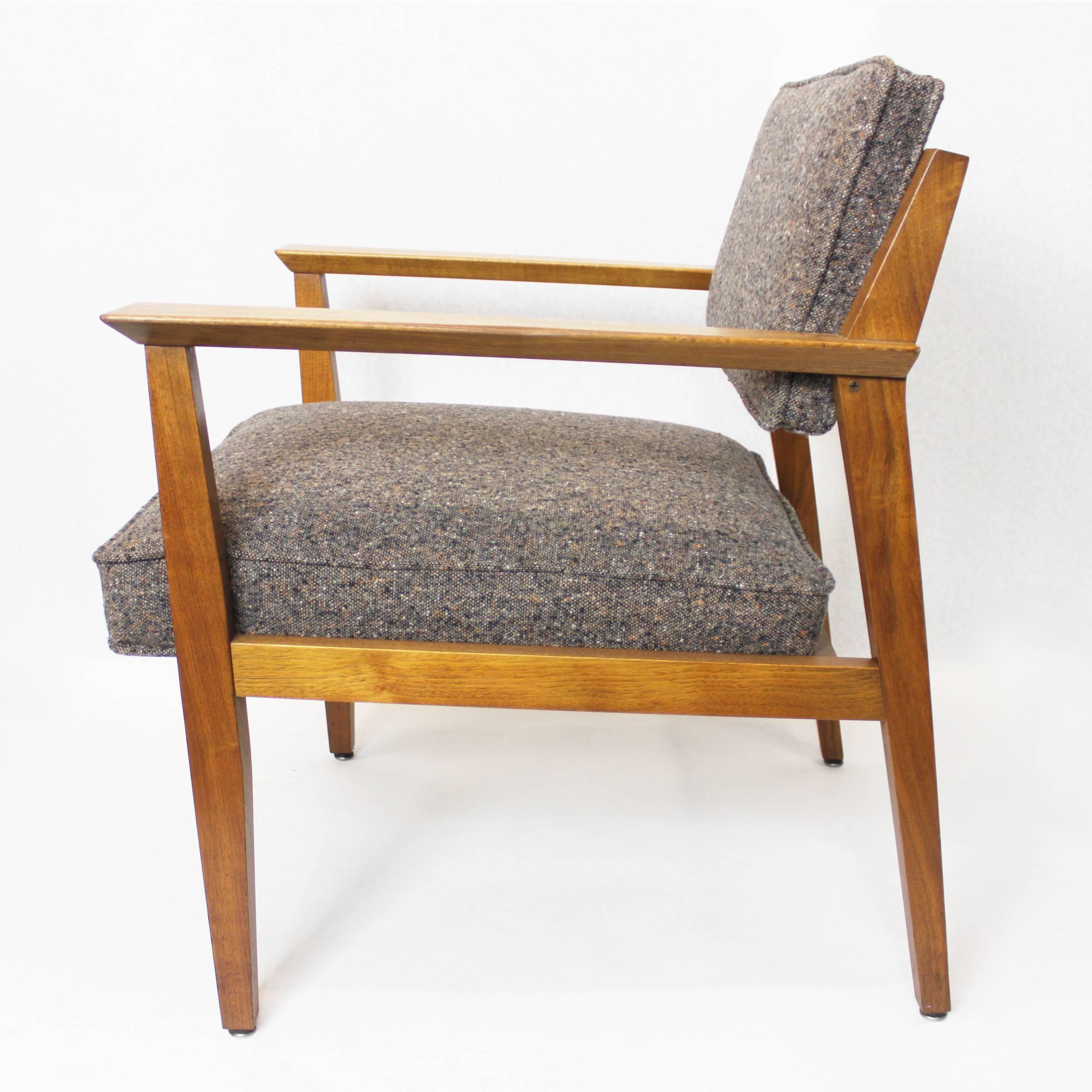 Fantastic Pair of Mid-Century Modern Walnut Lounge Chairs by Stow Davis In Excellent Condition In Lafayette, IN