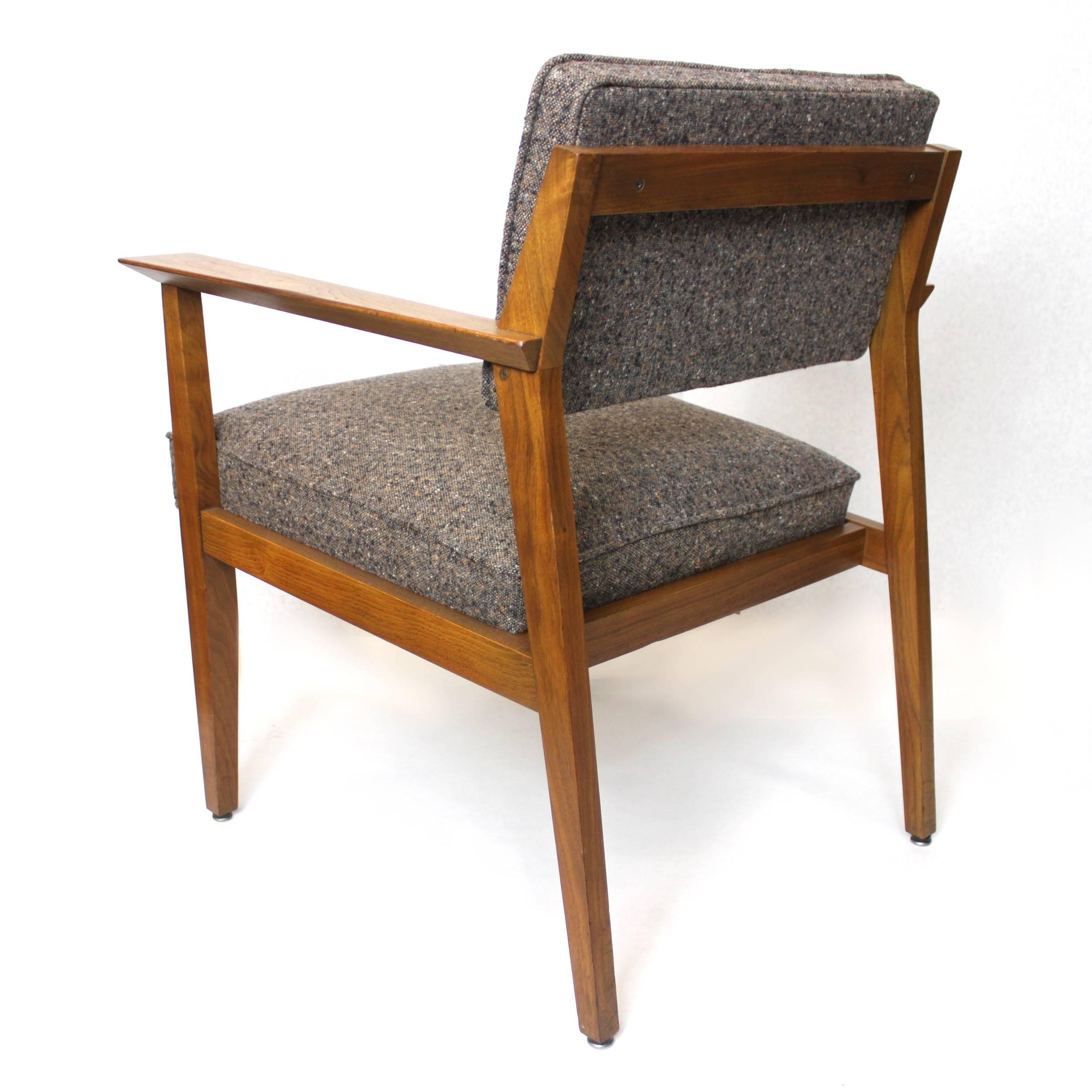 Mid-20th Century Fantastic Pair of Mid-Century Modern Walnut Lounge Chairs by Stow Davis