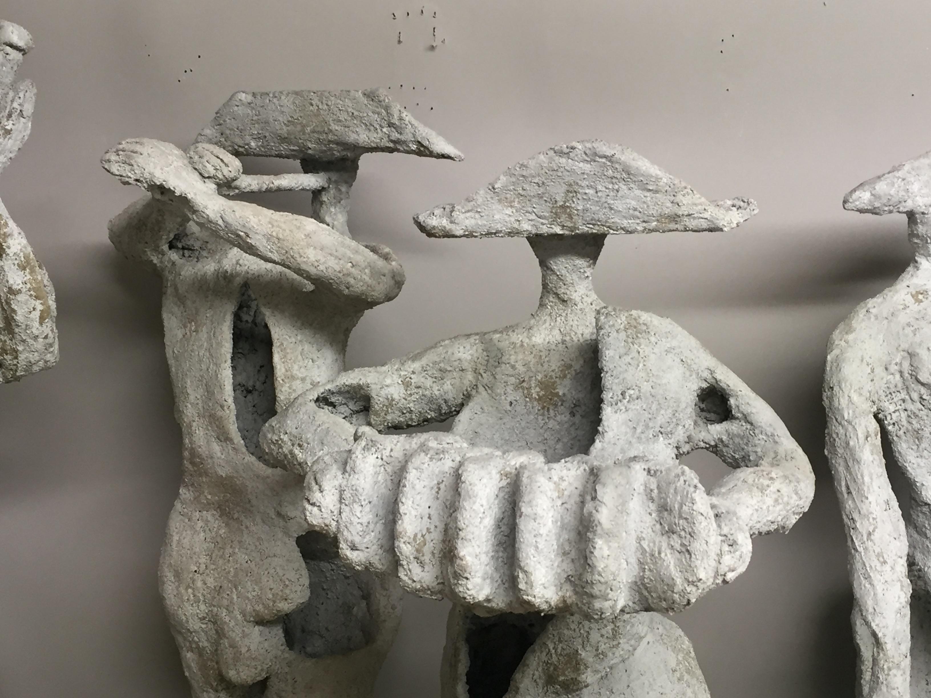 Wunderschönes Set von 4 Zementskulpturen, die eine Gruppe von Troubadoure darstellen, geschaffen von dem bekannten Künstler Robert Cannon aus Princeton, der sogenannte Terraformen entwickelt hat, Konstruktionen aus hohlem Ferrozement, die es der