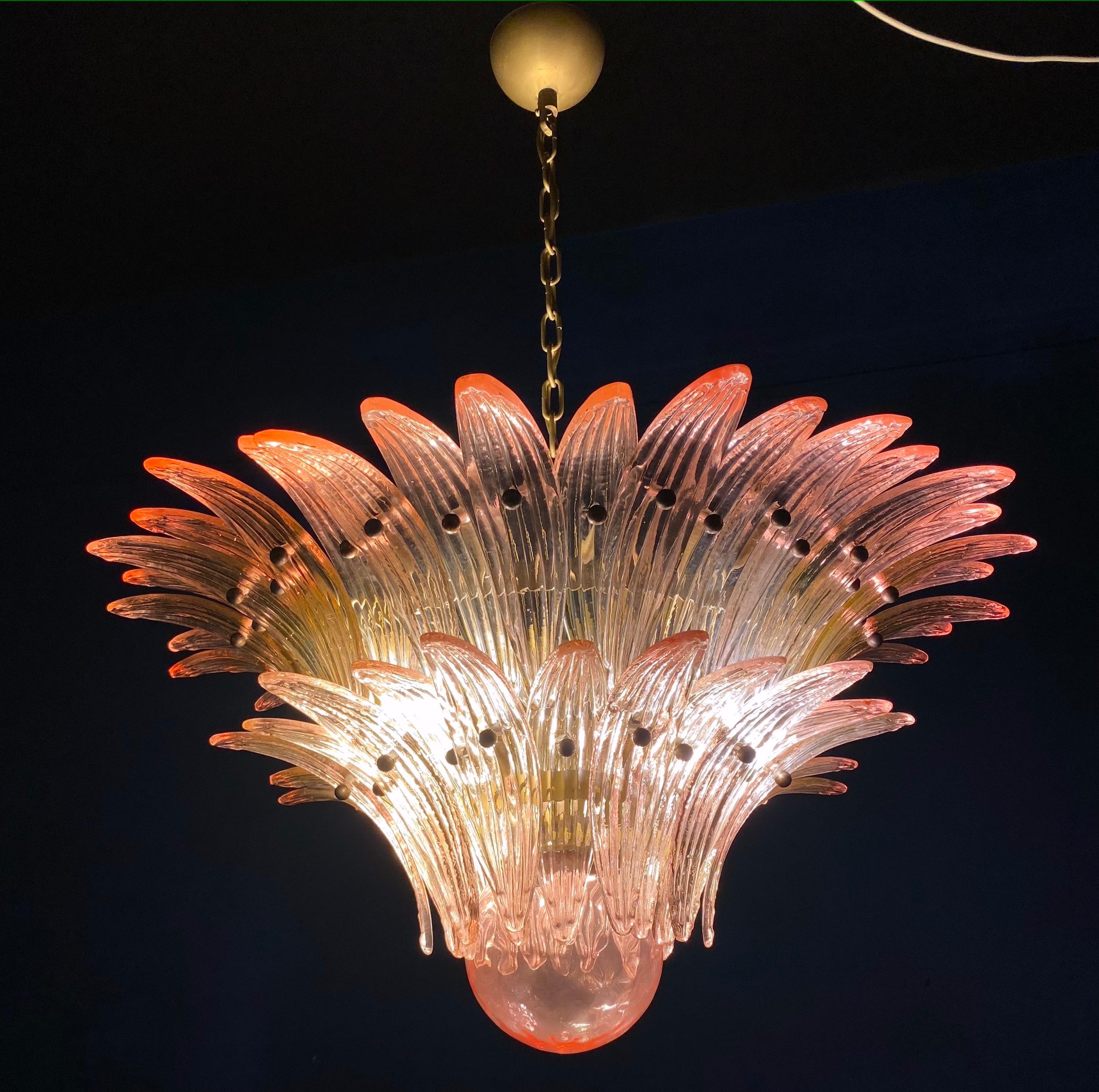 Luxury pink Palmette Murano glass chandelier with a gold metal frame.
Available also a pair and a pair of sconces.
8 light bulbs, E27 dimension
Dimensions: Chandelier 43.30 inches (110 cm), height with chain. Without chain 21.6 inches (55
