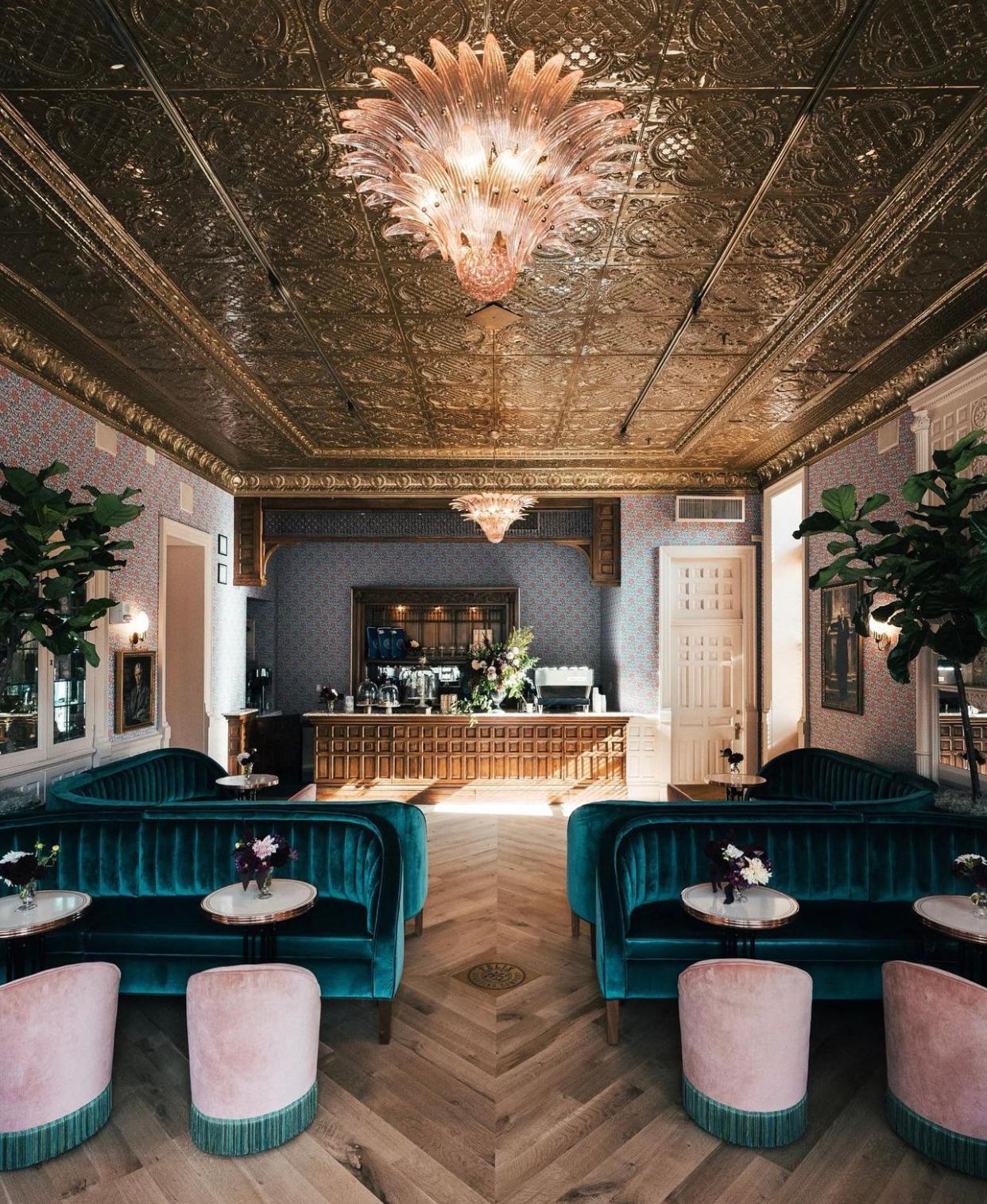 Fantástico candelabro rosa de palmeta de Murano en Excelente estado para la venta en Rome, IT