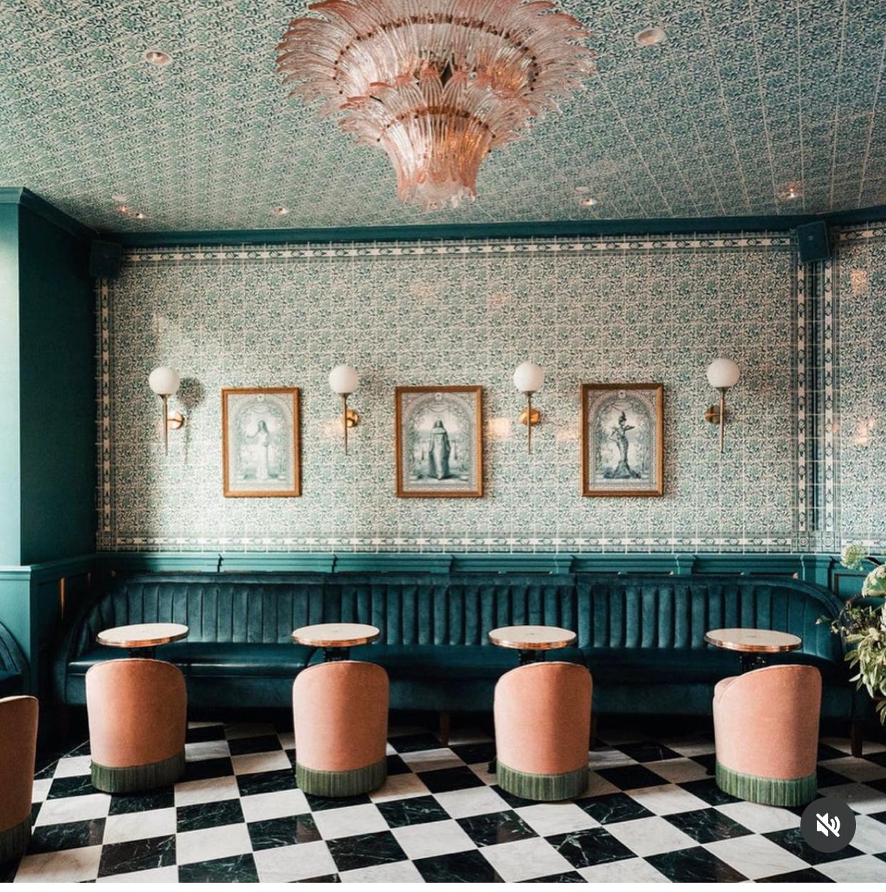 Fantástico candelabro rosa de palmeta de Murano siglo XX en venta