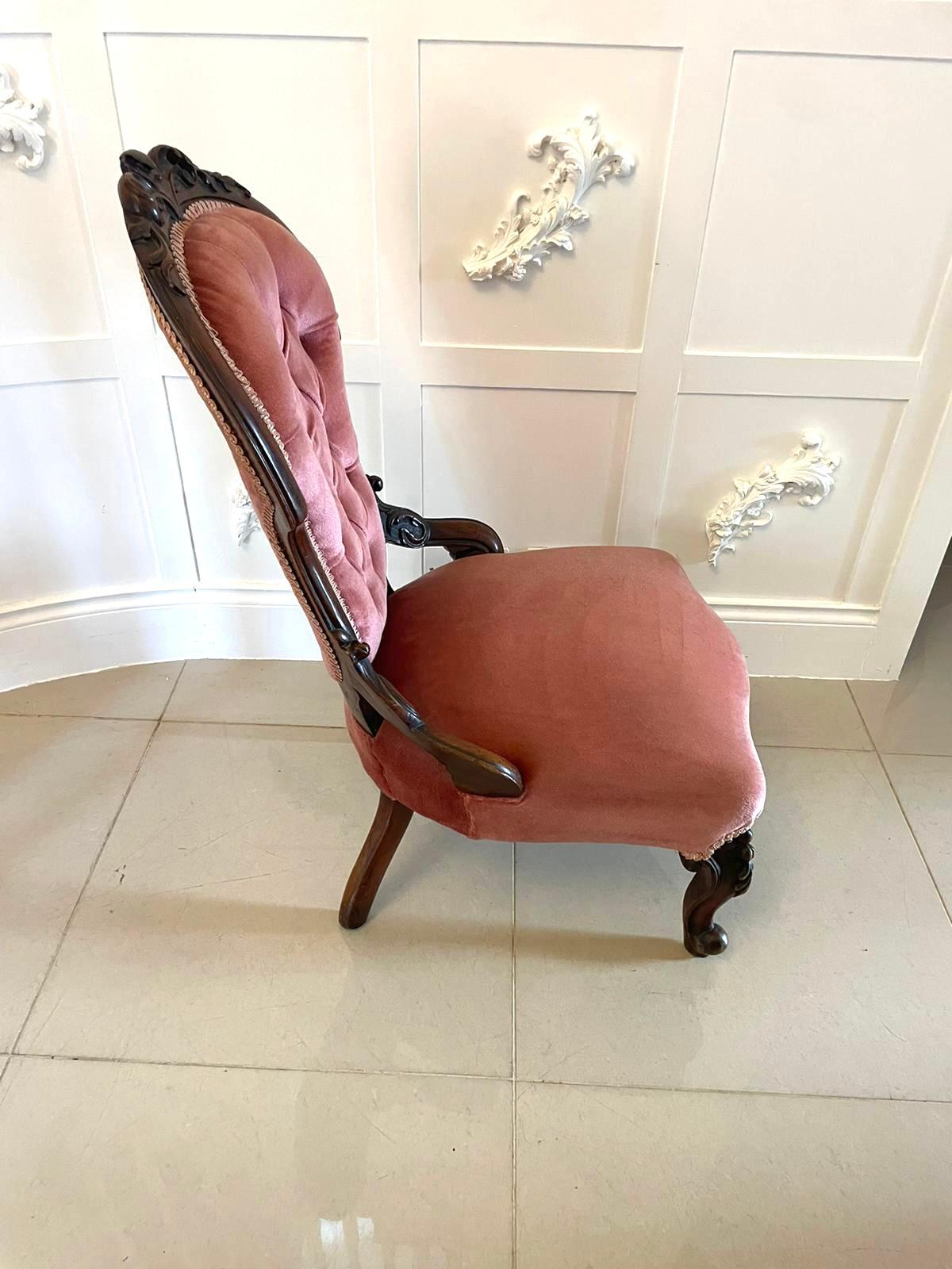 Suite 3 pièces en noyer sculpté de l'Antiquité victorienne du 19e siècle de qualité exceptionnelle en vente 2