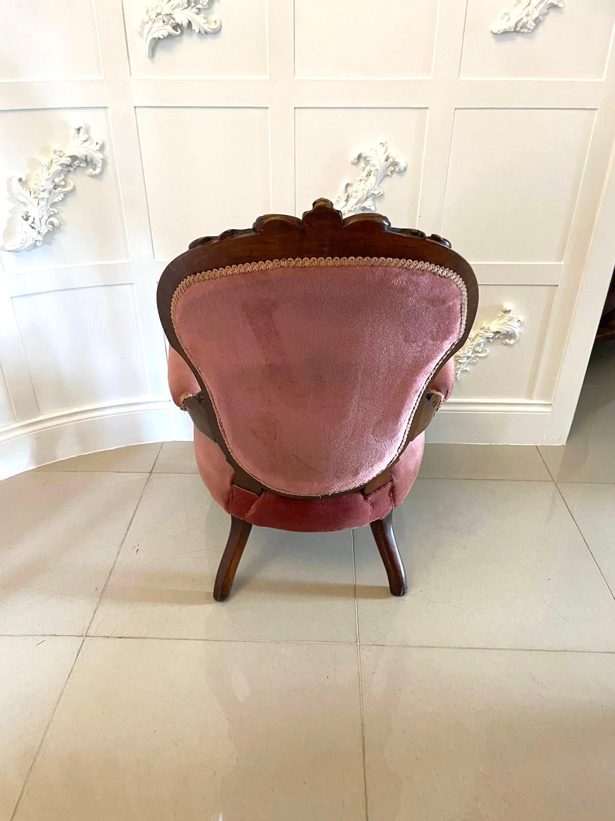 Suite 3 pièces en noyer sculpté de l'Antiquité victorienne du 19e siècle de qualité exceptionnelle en vente 3