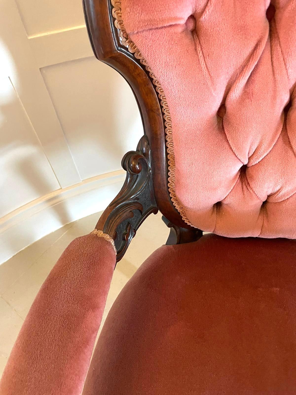 Suite 3 pièces en noyer sculpté de l'Antiquité victorienne du 19e siècle de qualité exceptionnelle en vente 4