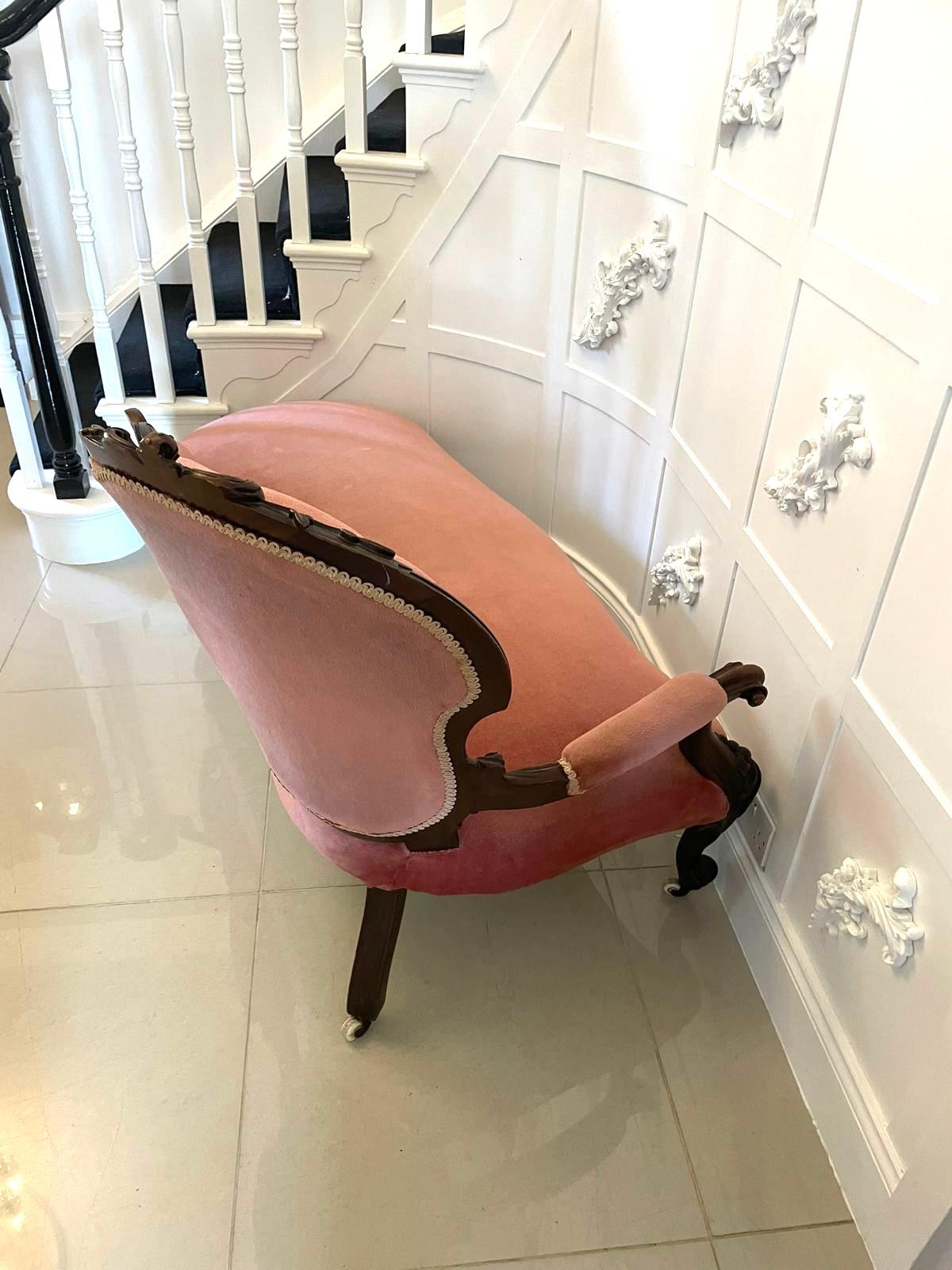 Suite 3 pièces en noyer sculpté de l'Antiquité victorienne du 19e siècle de qualité exceptionnelle en vente 5