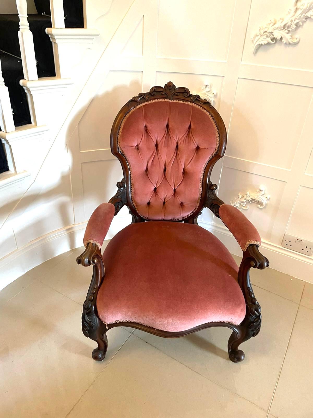 Suite 3 pièces en noyer sculpté de l'Antiquité victorienne du 19e siècle de qualité exceptionnelle en vente 6